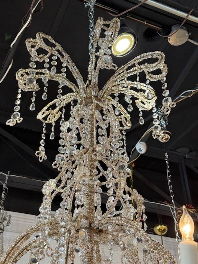 Paire de lustres italiens du 19ème siècle en bois doré avec cristaux et perles en vente 2