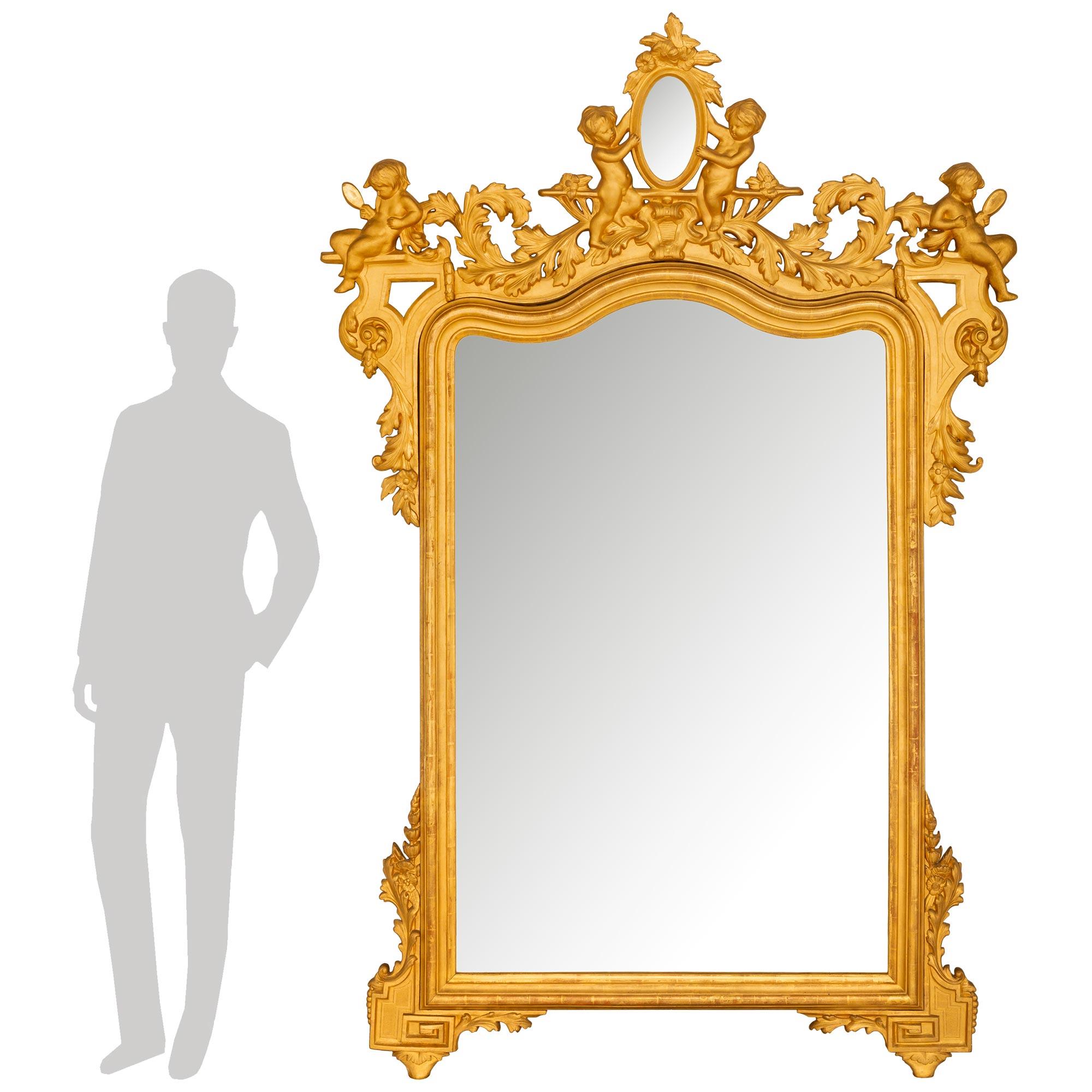 Une paire spectaculaire et impressionnante de miroirs en bois doré de style Transitionnel italien du 19ème siècle. Miroirs en bois doré. Chaque miroir est doté d'un cadre en bois doré tacheté reposant sur des pieds en forme de clé grecque sous des