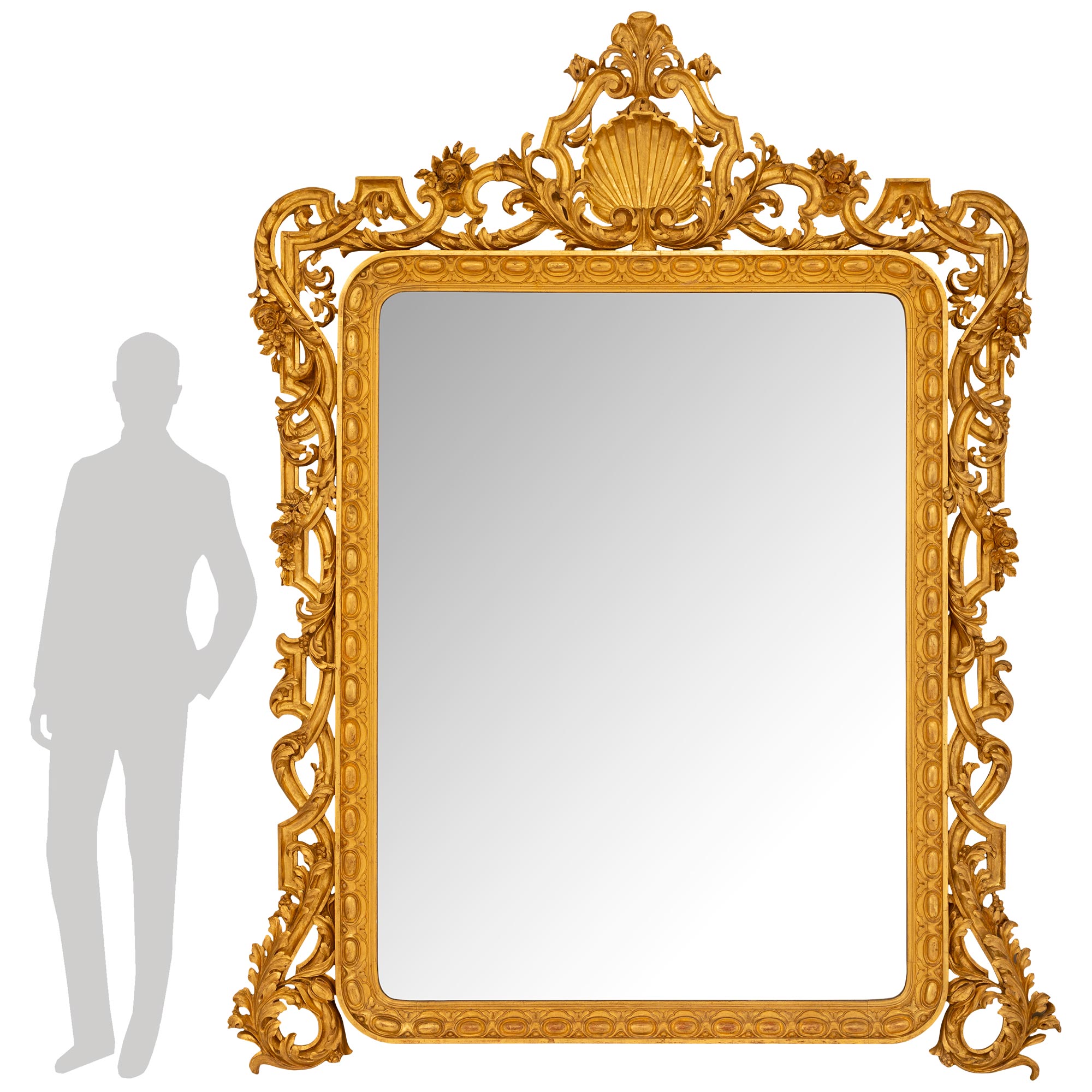Une paire spectaculaire et monumentale de miroirs italiens en bois doré du 19ème siècle avec les plaques d'origine. Chaque superbe miroir en bois doré finement sculpté possède un cadre aux angles arrondis avec une bordure ornée de perles. La