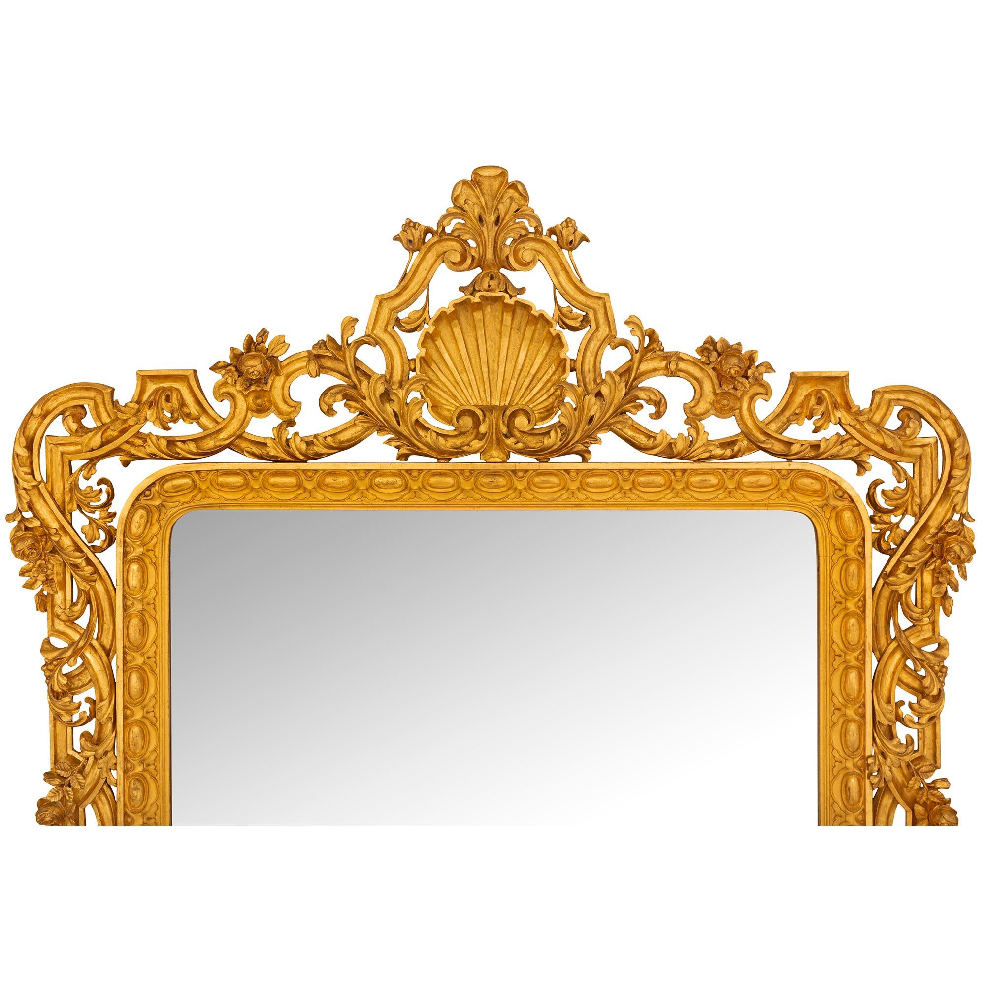 XIXe siècle Paire de miroirs italiens en bois doré du 19ème siècle en vente