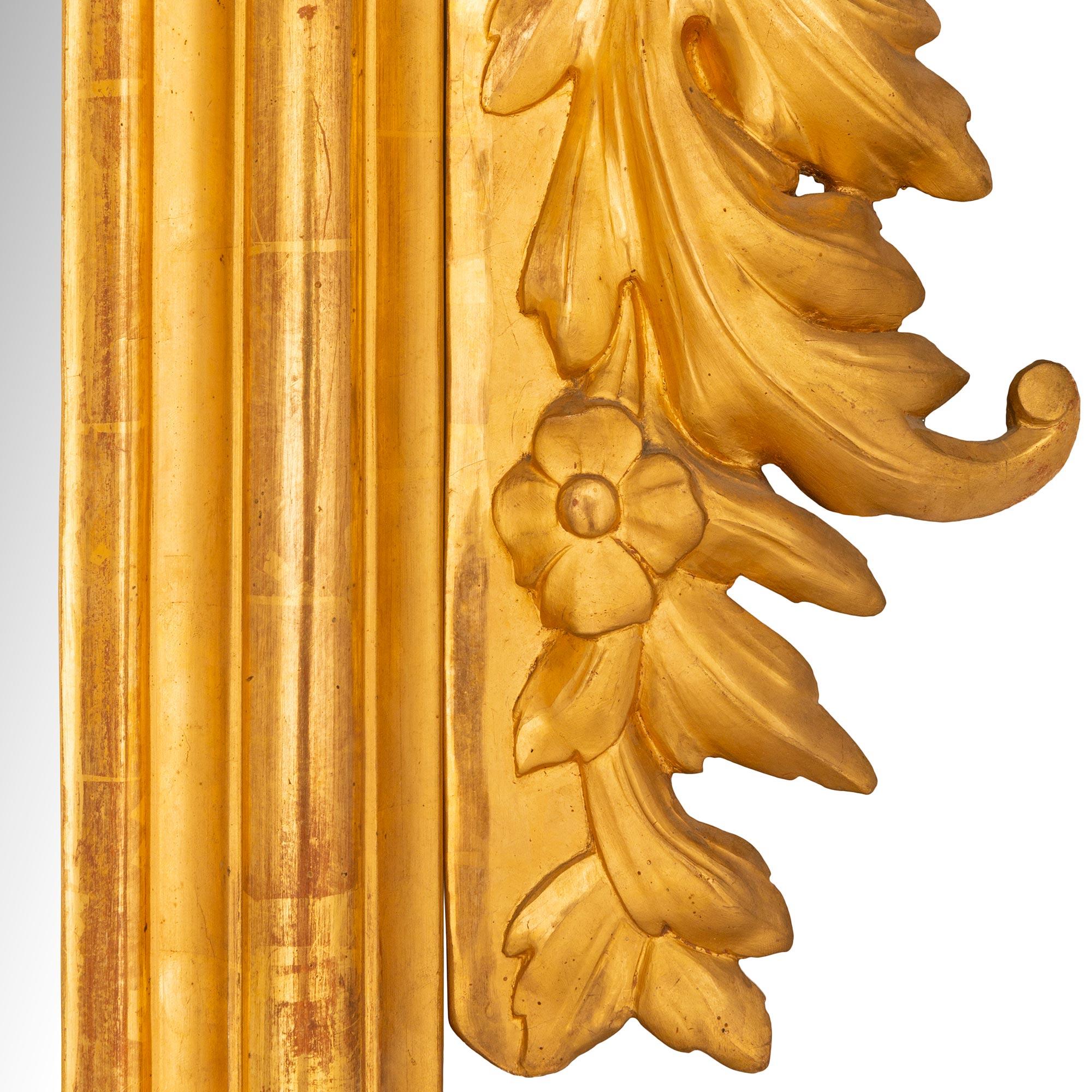 Paire de miroirs italiens en bois doré du 19ème siècle en vente 1