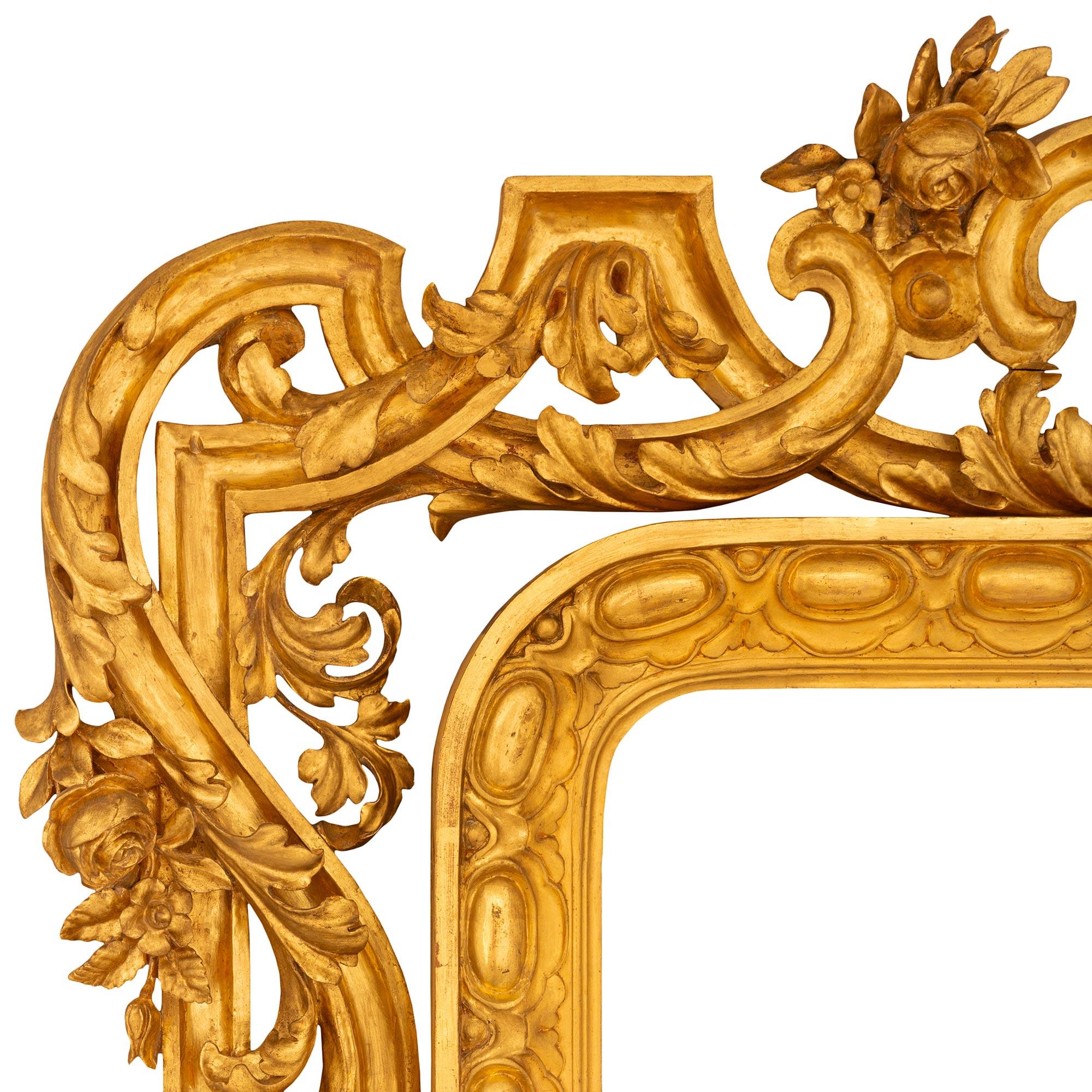 Paire de miroirs italiens en bois doré du 19ème siècle en vente 1