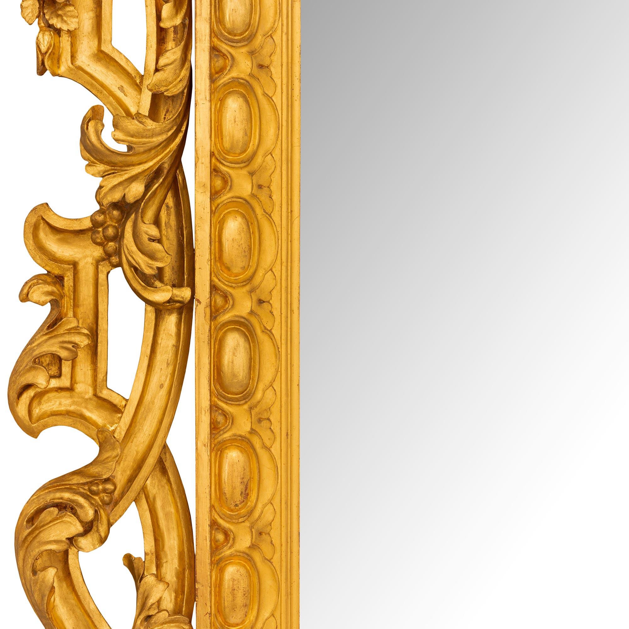Paire de miroirs italiens en bois doré du 19ème siècle en vente 2