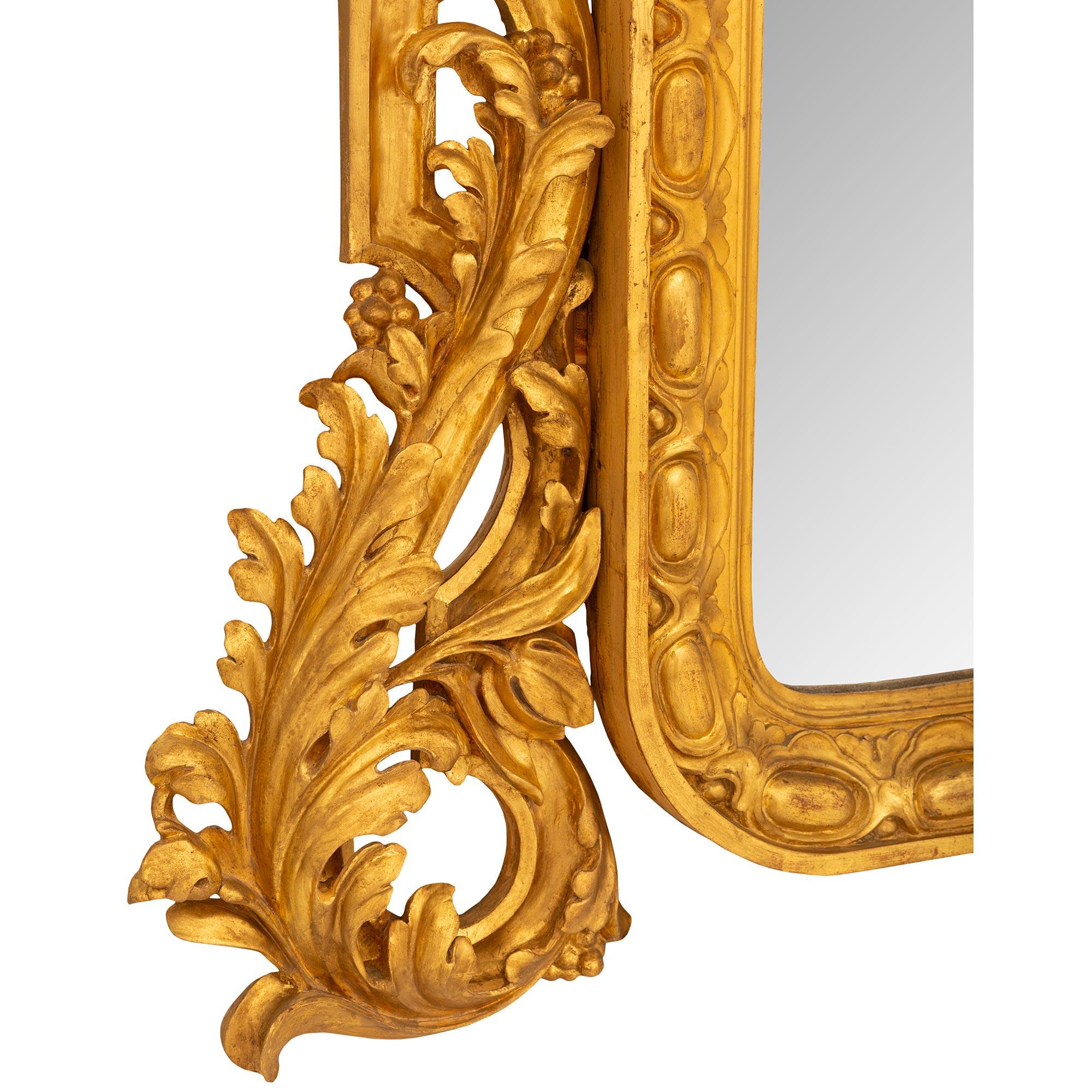 Paire de miroirs italiens en bois doré du 19ème siècle en vente 3
