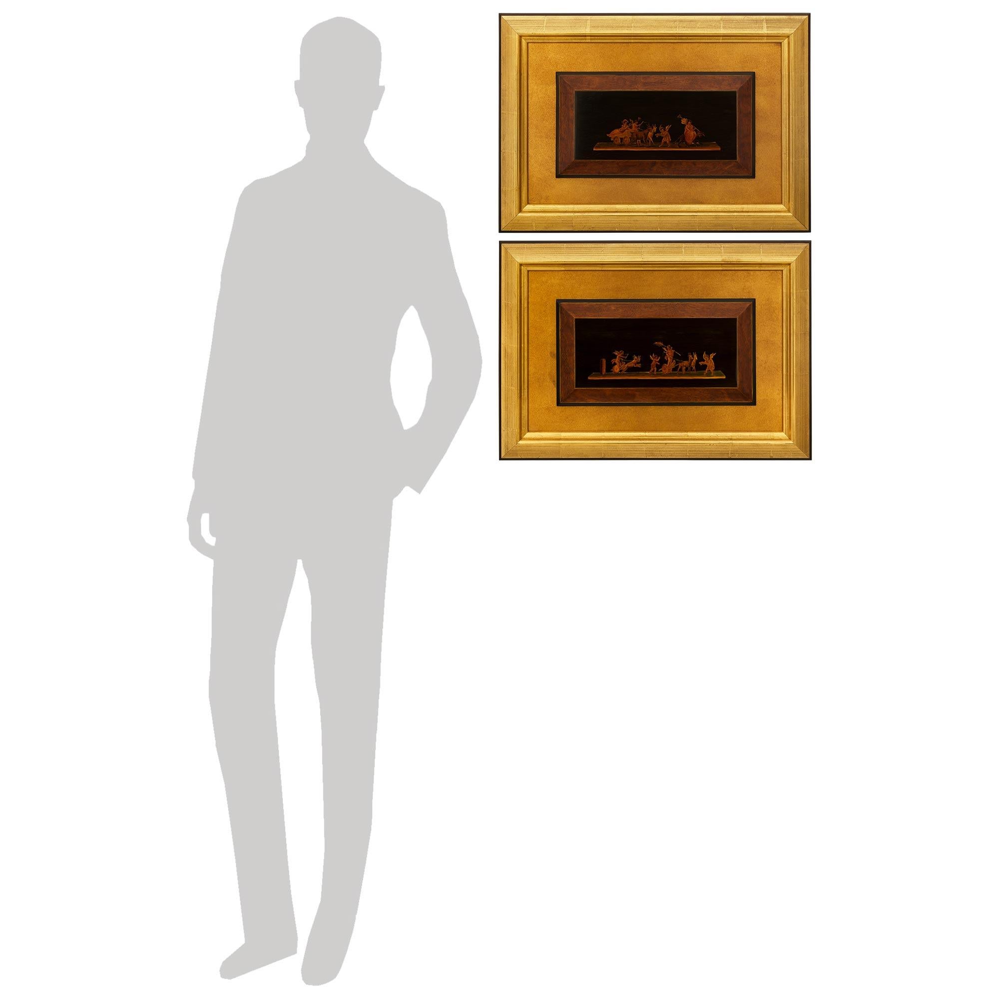 Ein wunderbar dekoratives Paar italienischer neoklassizistischer Plaketten aus dem 19. Grand Tour Periode Giltwood und exotischen Holz Plaques. Jede der sehr detaillierten Einlegearbeiten basiert auf Fresken aus Pompeji und ist in einen rechteckigen