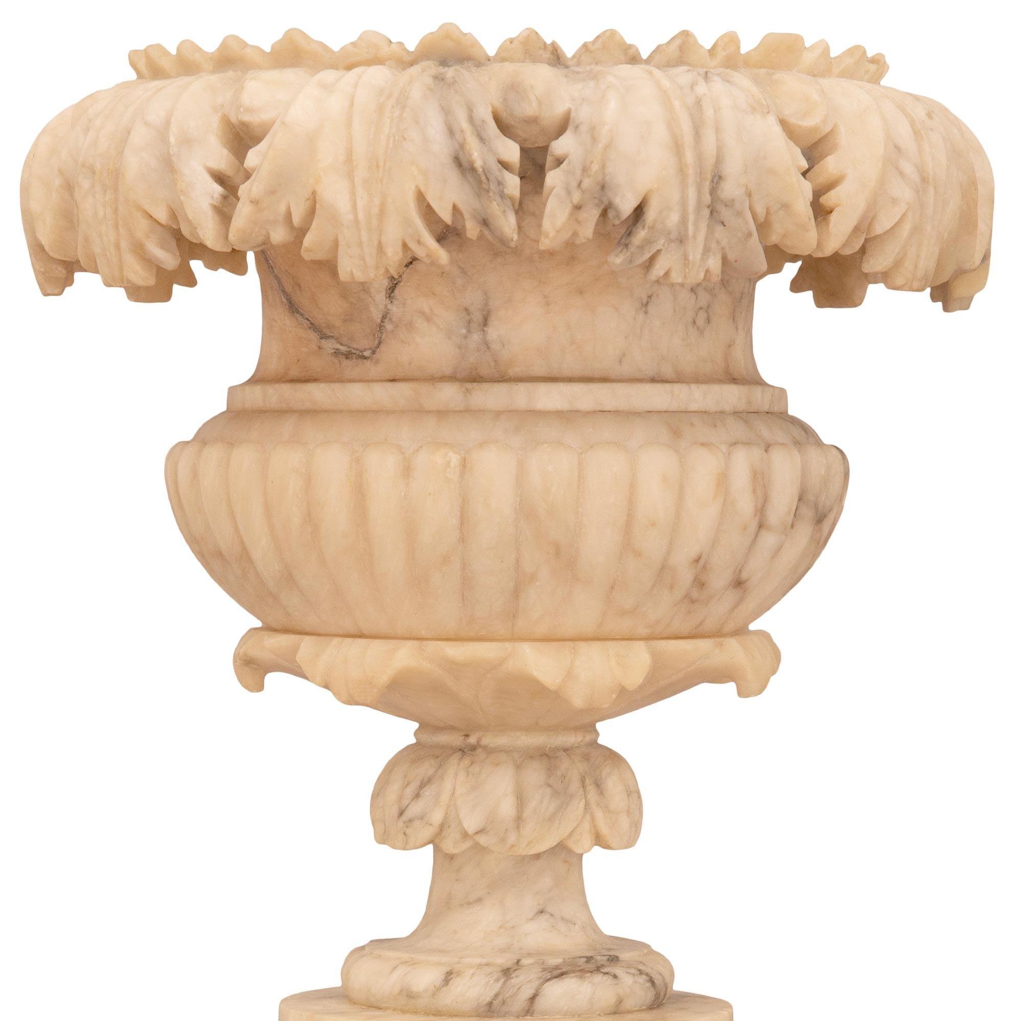 pair of Italian 19th century illuminated Alabaster columns and urns For Sale 1