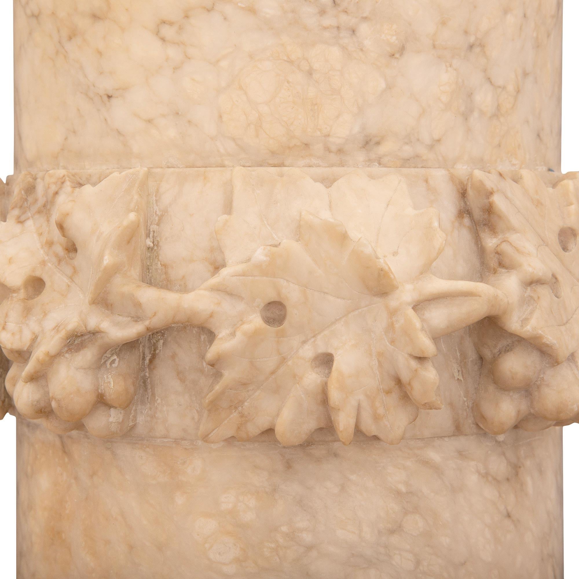 pair of Italian 19th century illuminated Alabaster columns and urns For Sale 4