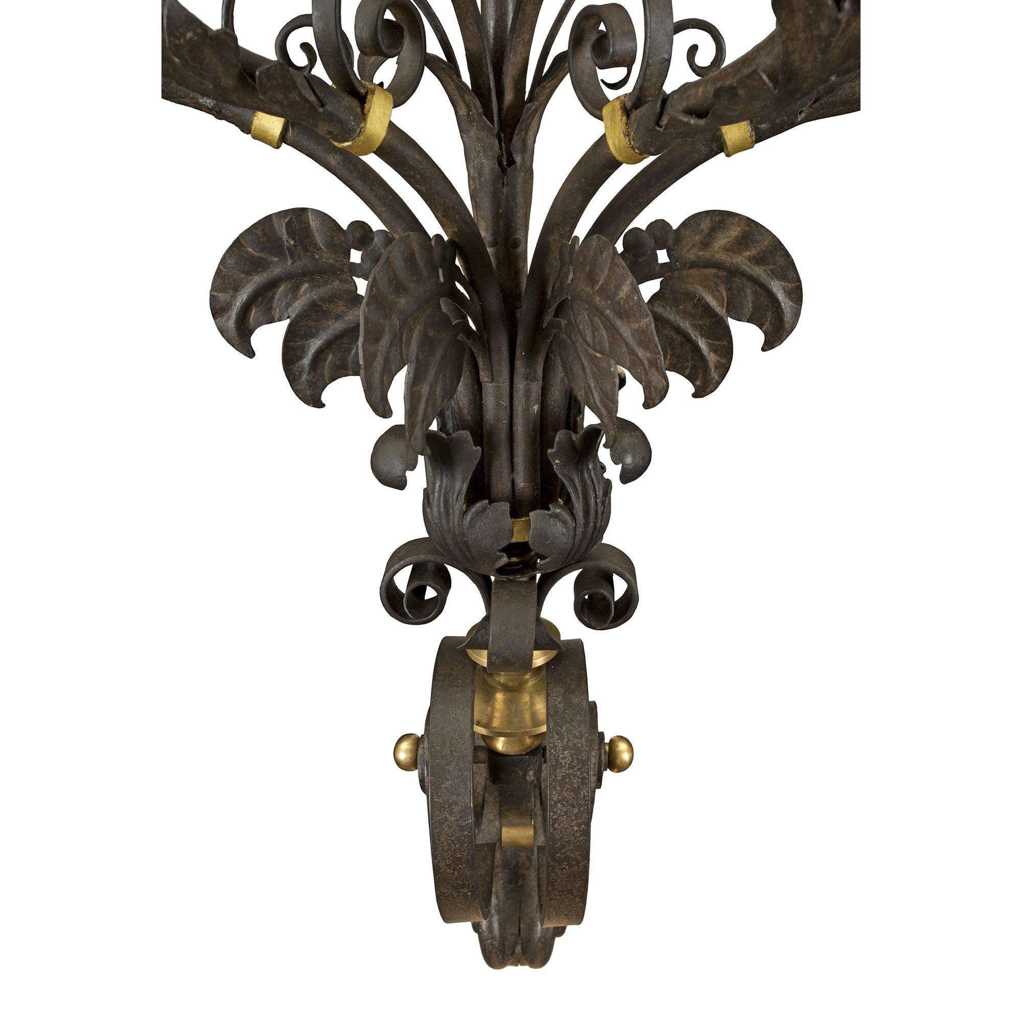 Doré Paire d'appliques italiennes à dix bras en fer, bronze doré et fer doré du XIXe siècle en vente