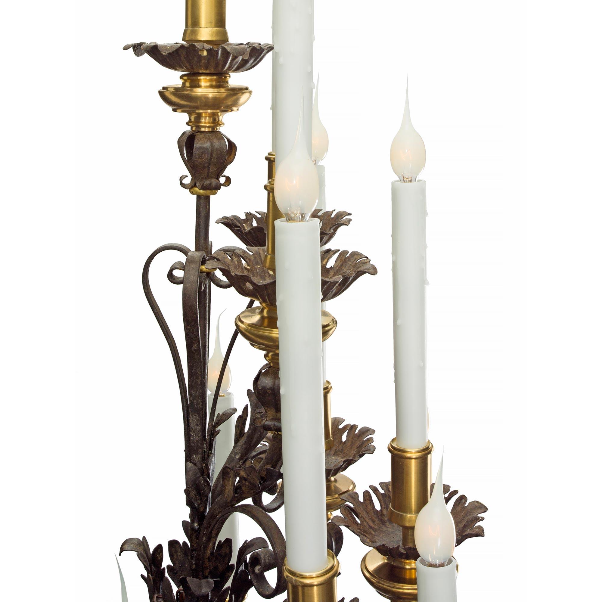 Pareja de candelabros de diez brazos italianos del siglo XIX de hierro, ormolu y hierro dorado Dorado en venta