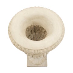 Paire d'urnes italiennes du 19ème siècle en marbre de Carrare blanc à grande échelle