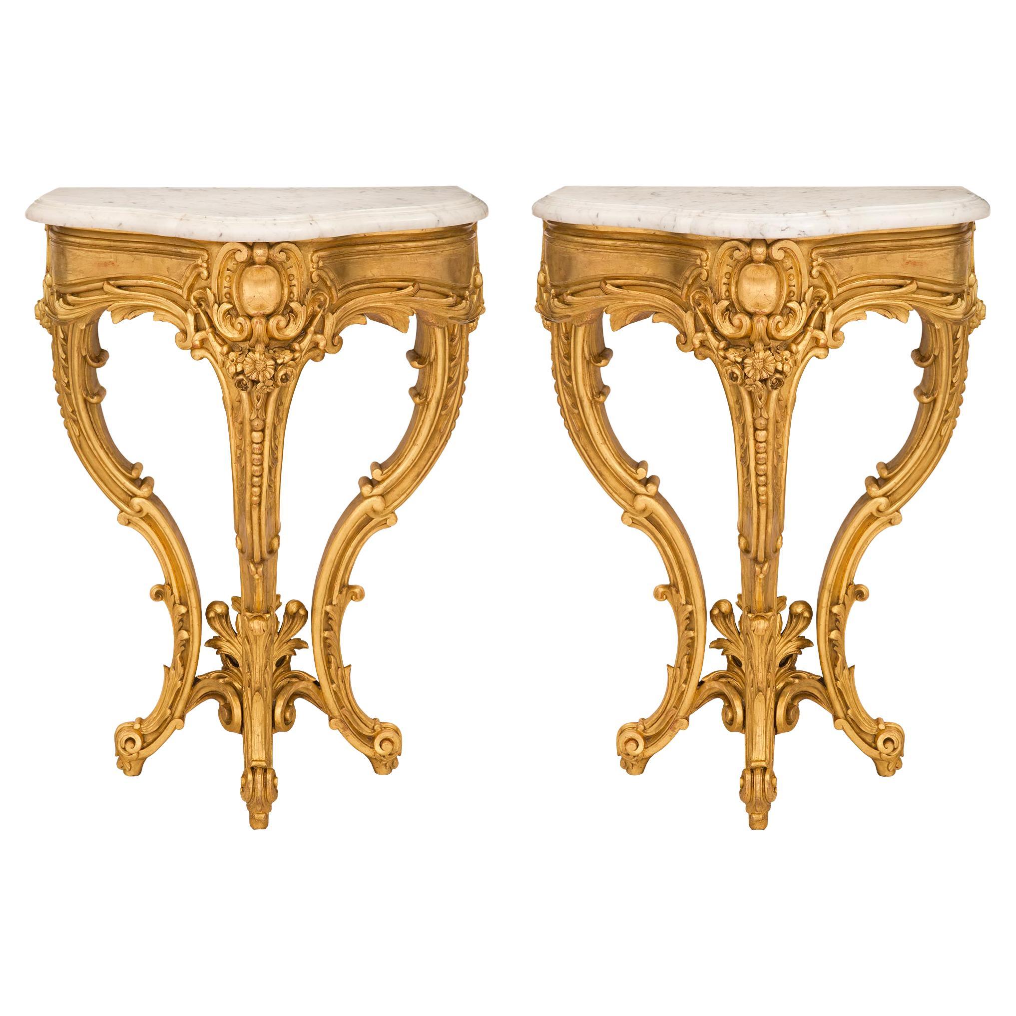 Paire de consoles italiennes Louis XV du 19ème siècle en bois doré et marbre