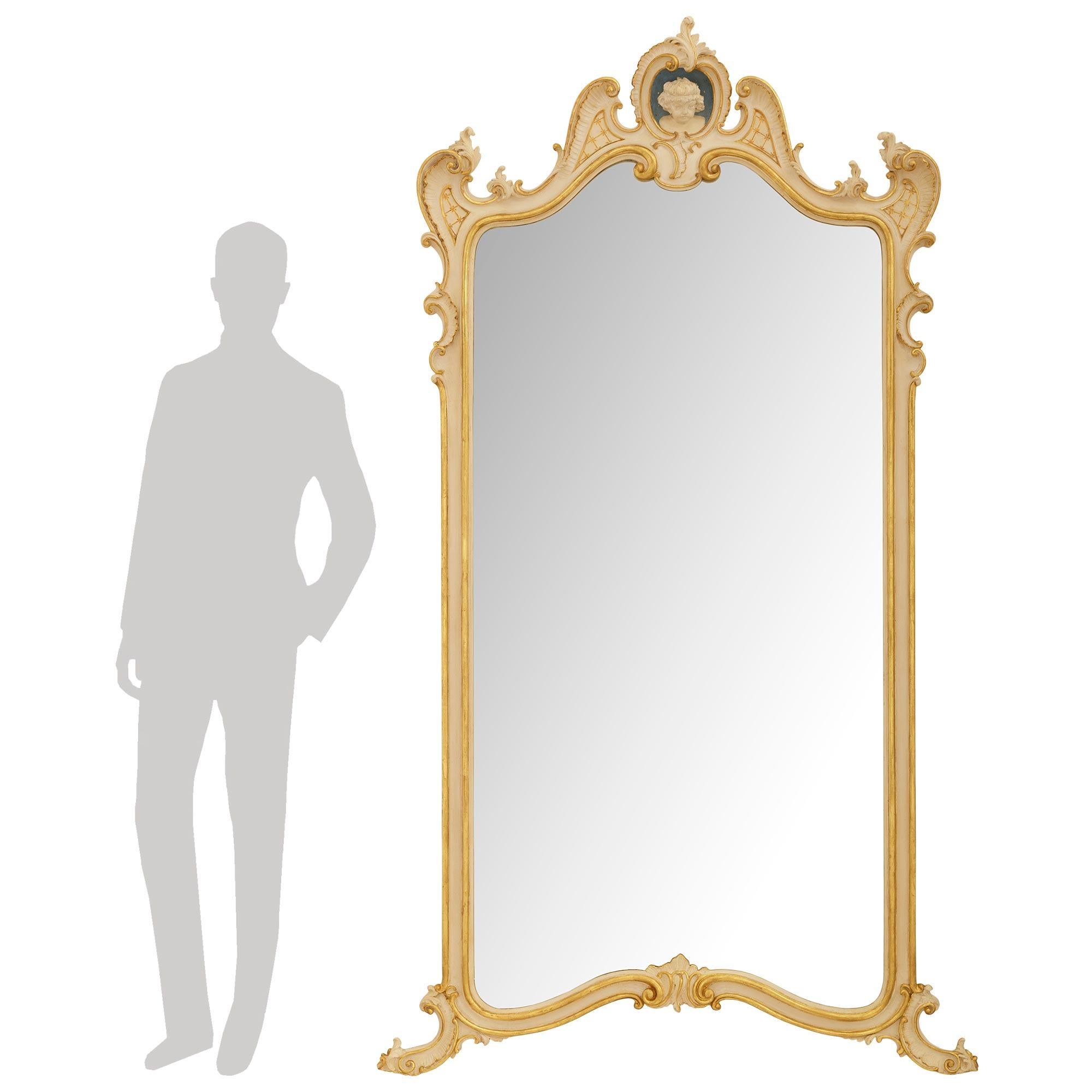 Ein spektakuläres Paar italienische Louis XV st. Giltwood und patinierte Holzspiegel des 19. Jahrhunderts. Jeder Spiegel ist in einen elegant geschwungenen, patinierten Holzrahmen mit Giltwood-Akzenten eingefasst. Der Rahmen steht auf gerollten
