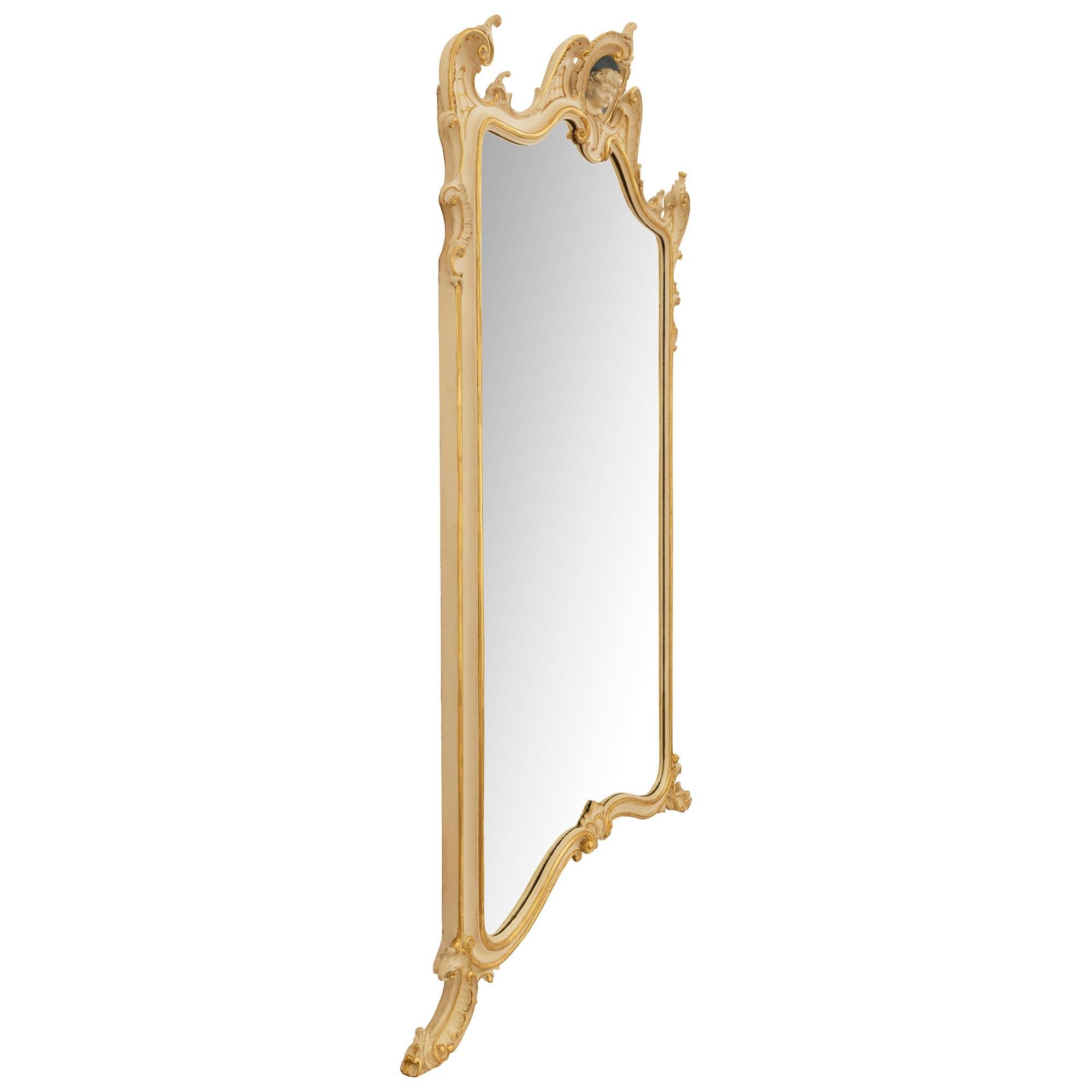 Paar italienische Louis XV st. Giltwood und patinierte Wood Wood Spiegel des 19. (Louis XV.) im Angebot