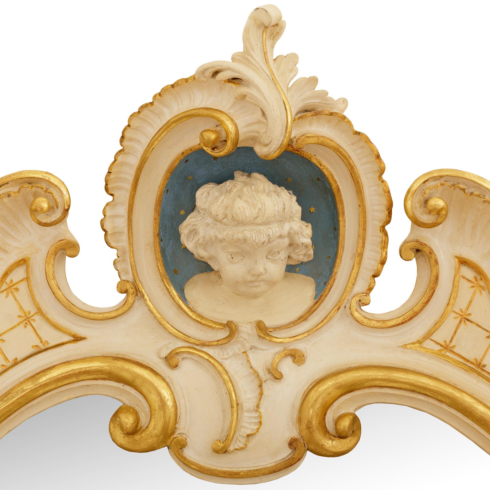 Paar italienische Louis XV st. Giltwood und patinierte Wood Wood Spiegel des 19. (Italienisch) im Angebot