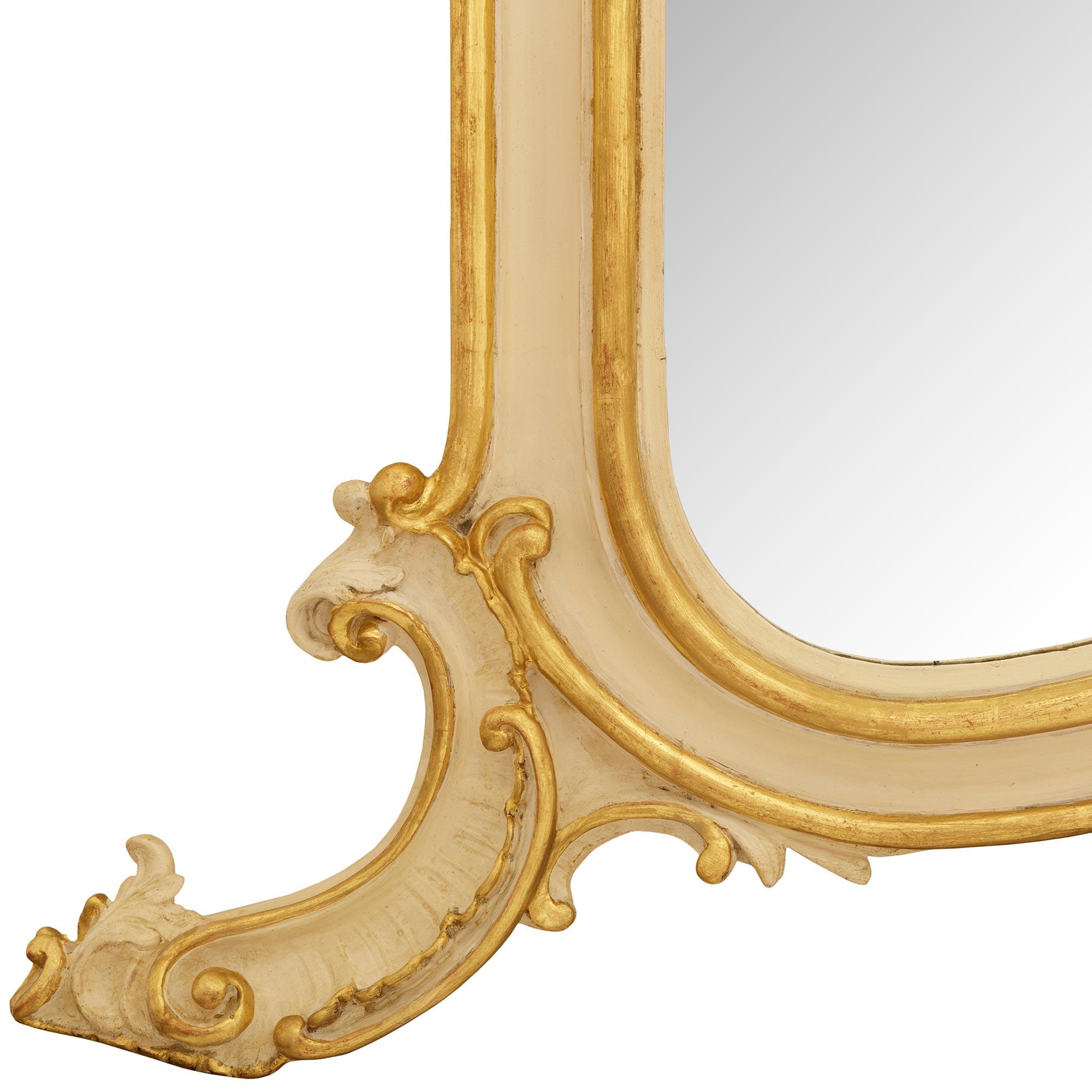 Paar italienische Louis XV st. Giltwood und patinierte Wood Wood Spiegel des 19. im Angebot 1