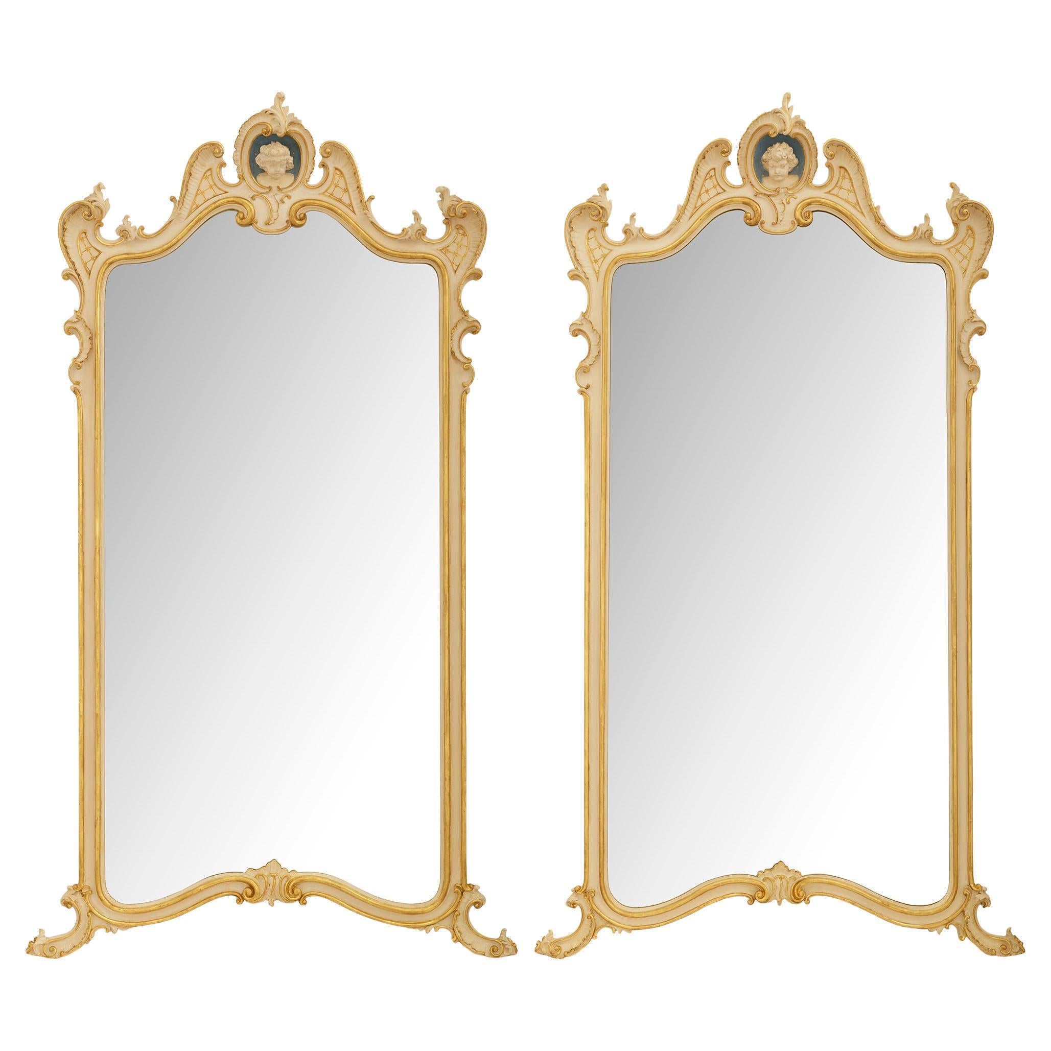 Paar italienische Louis XV st. Giltwood und patinierte Wood Wood Spiegel des 19. im Angebot
