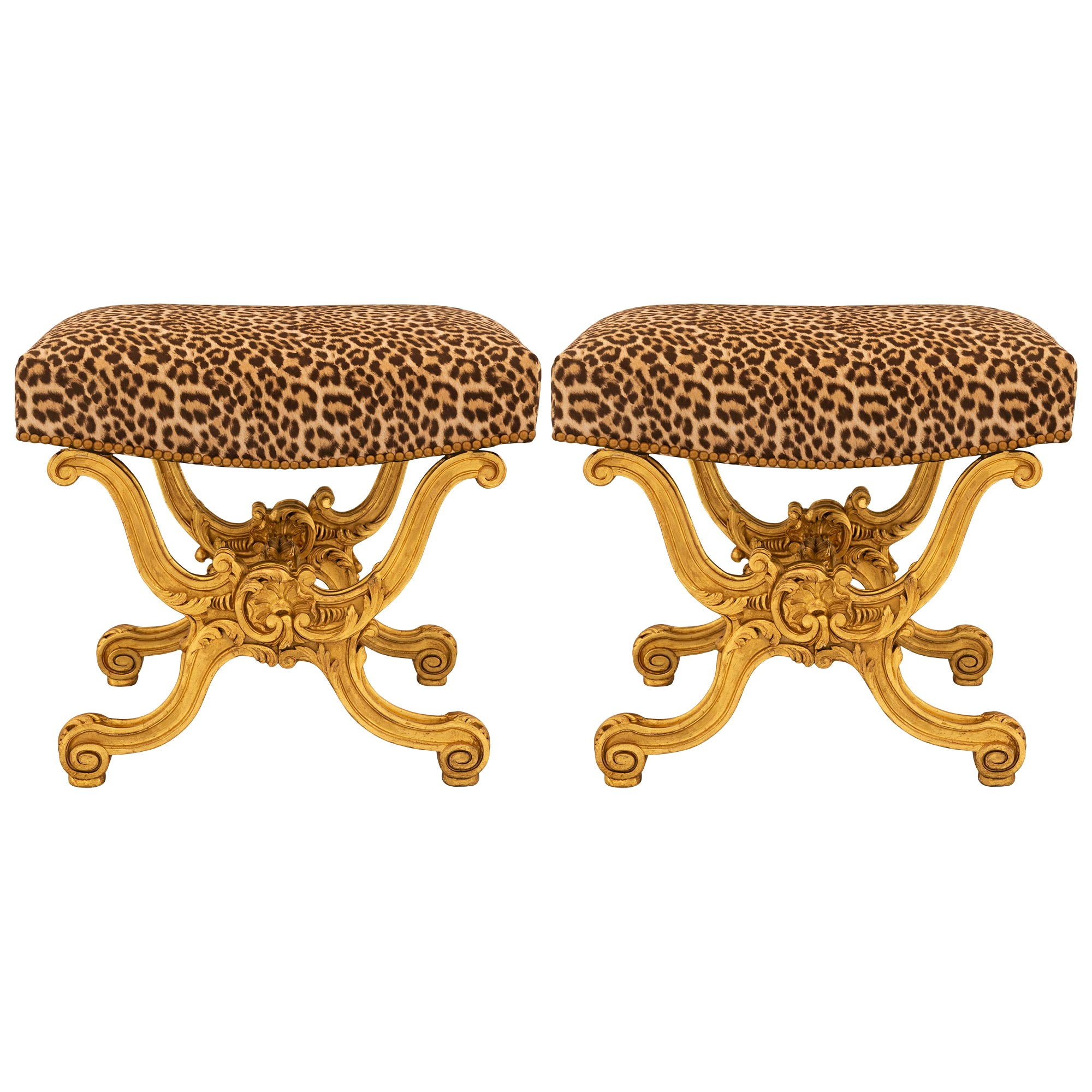 Paire de bancs italiens du 19ème siècle en bois doré de style Louis XV