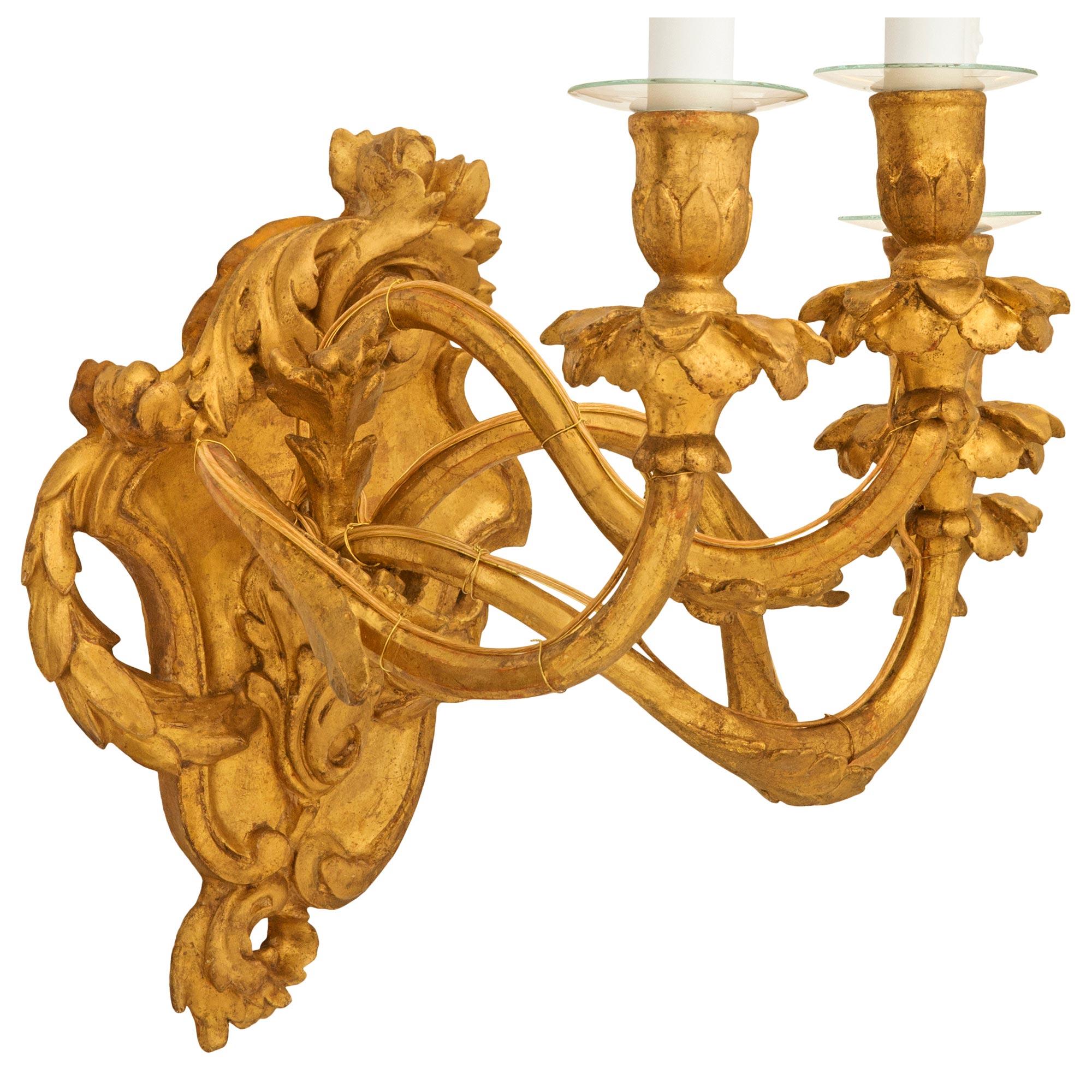 Paar italienische Kronleuchter aus Giltwood im Stil Louis XV des 19. (Louis XVI.) im Angebot