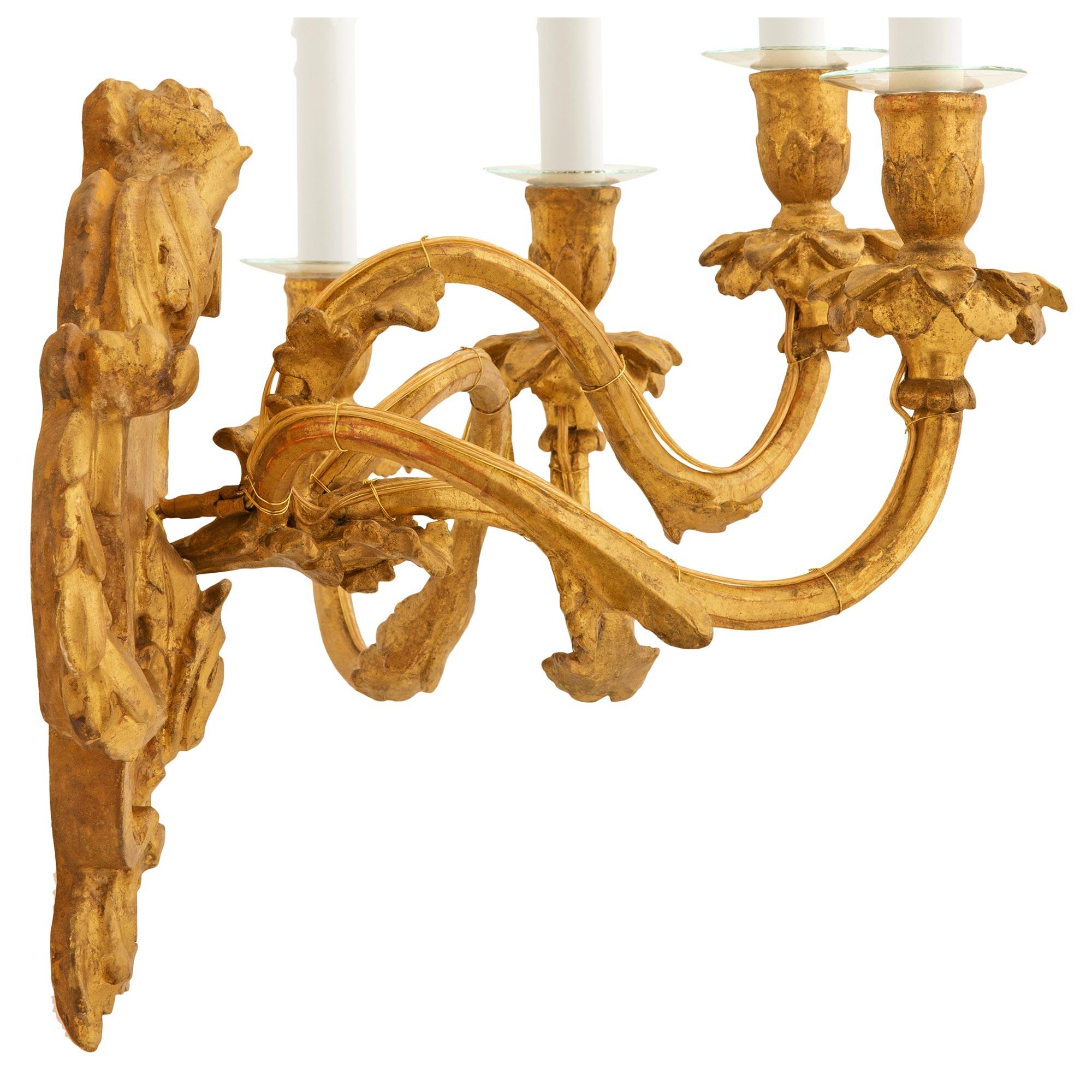 Paar italienische Kronleuchter aus Giltwood im Stil Louis XV des 19. (Italienisch) im Angebot