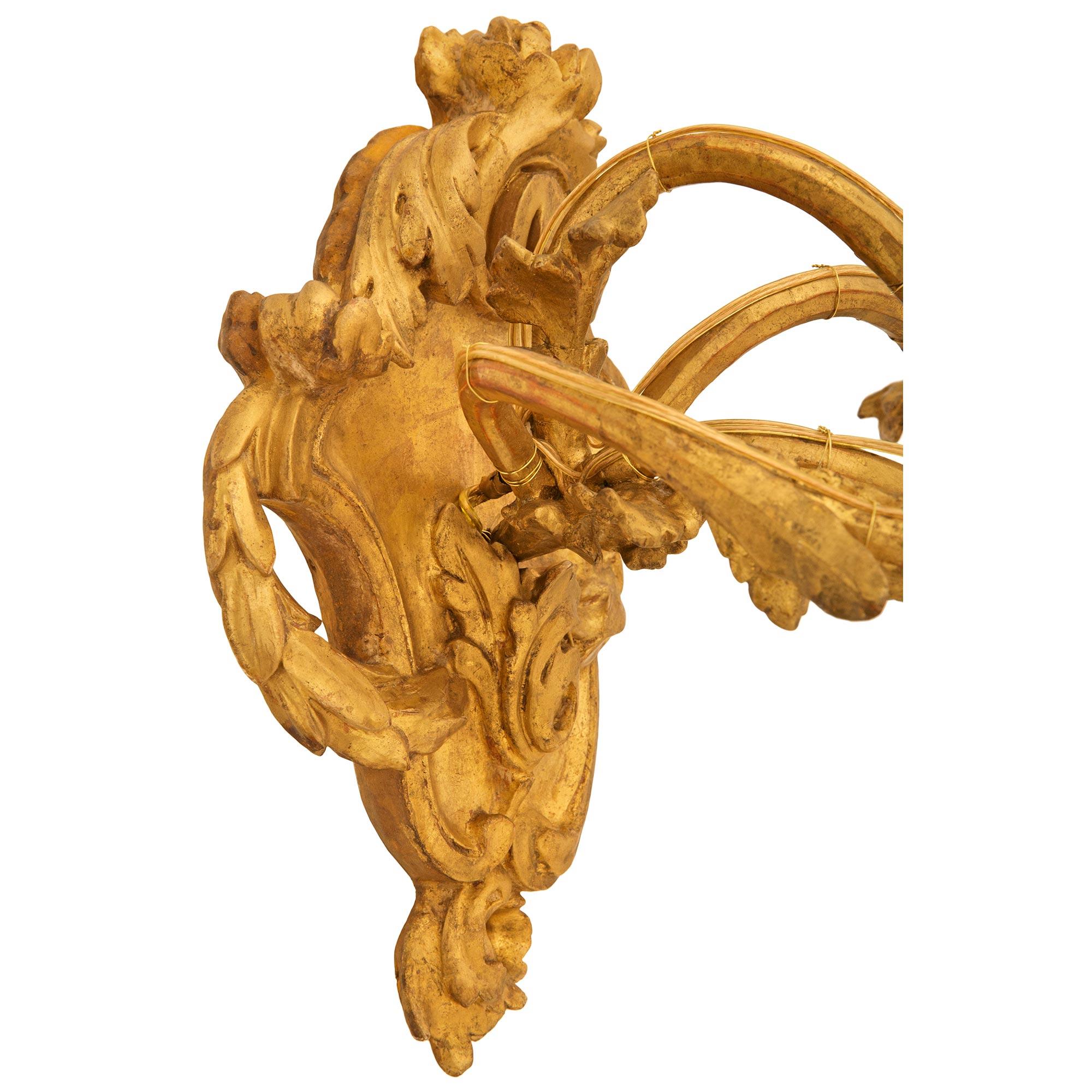 Paar italienische Kronleuchter aus Giltwood im Stil Louis XV des 19. im Zustand „Gut“ im Angebot in West Palm Beach, FL