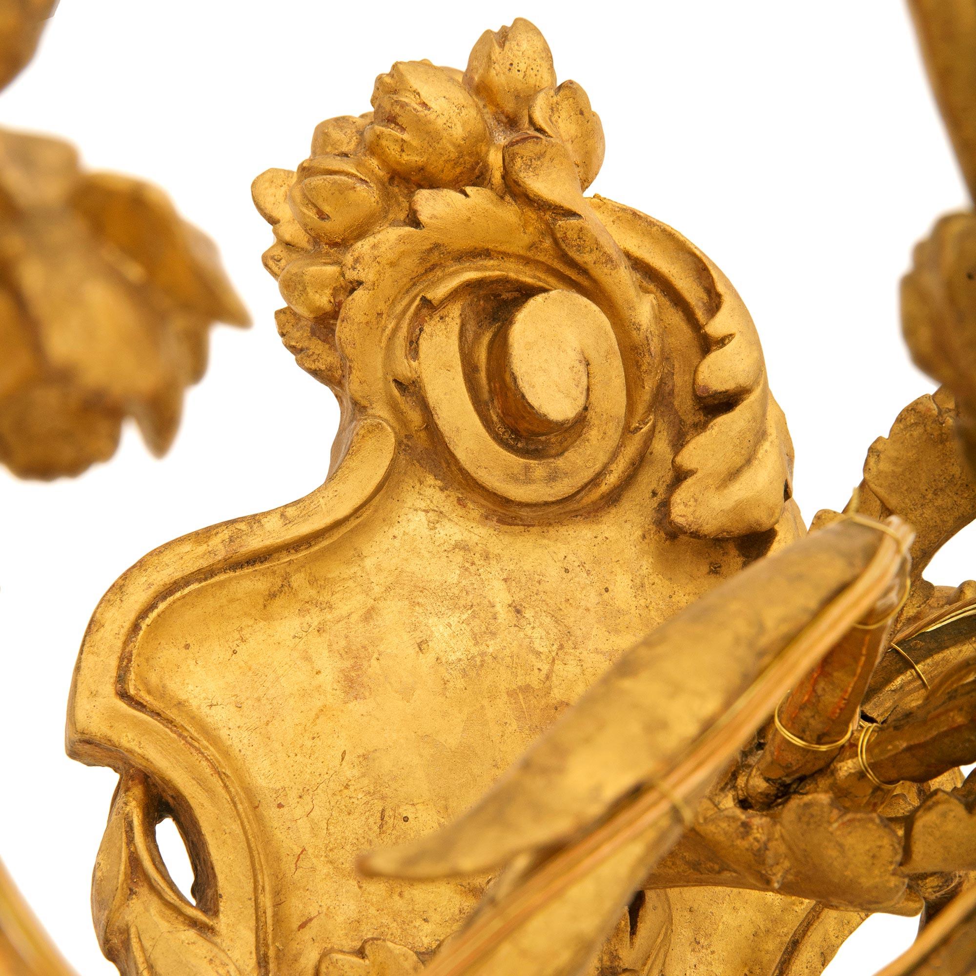 Paar italienische Kronleuchter aus Giltwood im Stil Louis XV des 19. (19. Jahrhundert) im Angebot