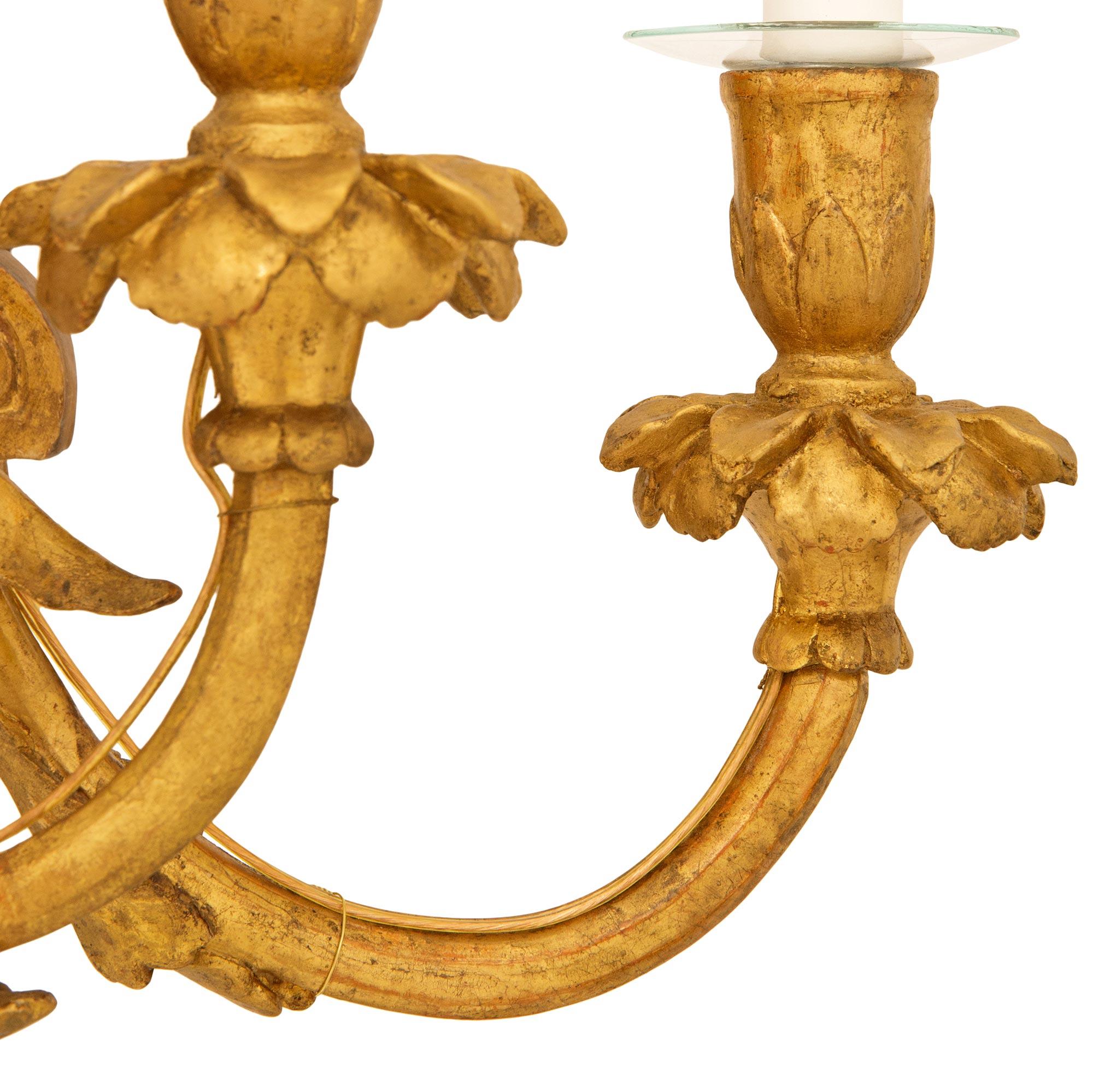 Paar italienische Kronleuchter aus Giltwood im Stil Louis XV des 19. (Vergoldetes Holz) im Angebot