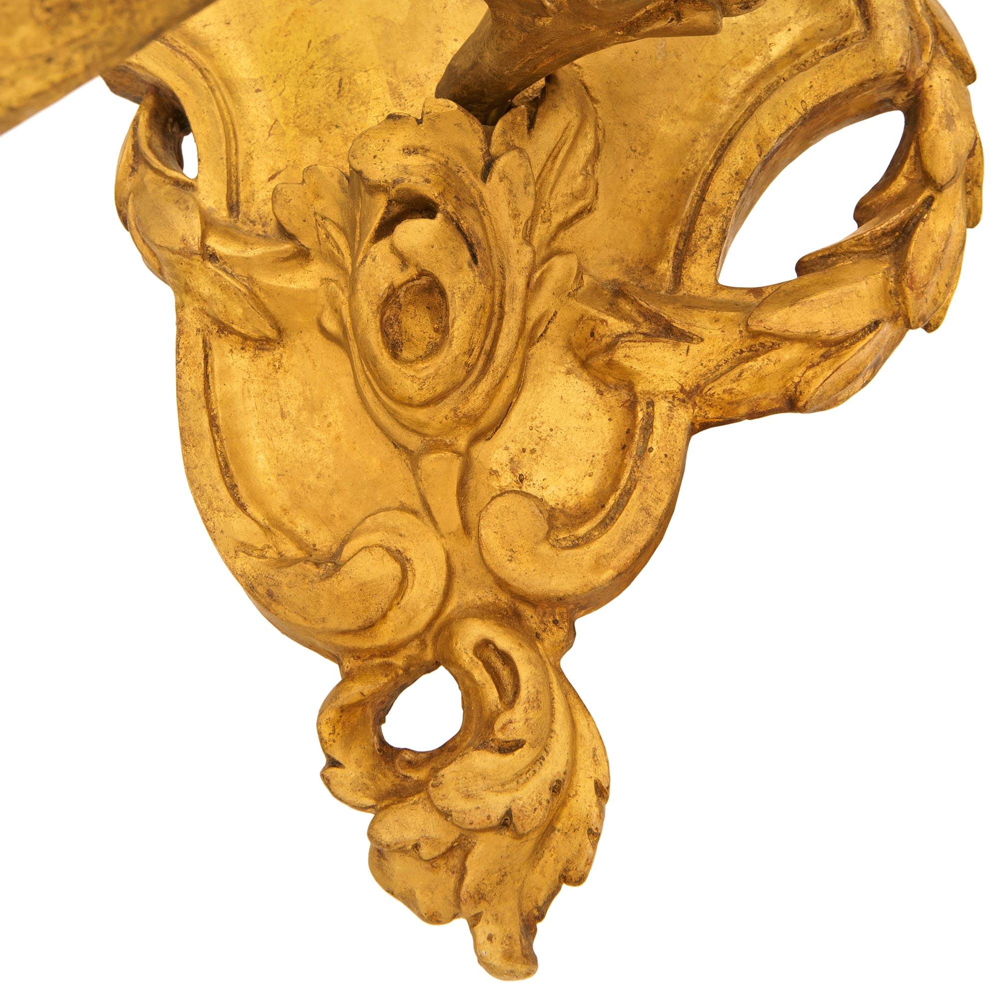 Paar italienische Kronleuchter aus Giltwood im Stil Louis XV des 19. im Angebot 1