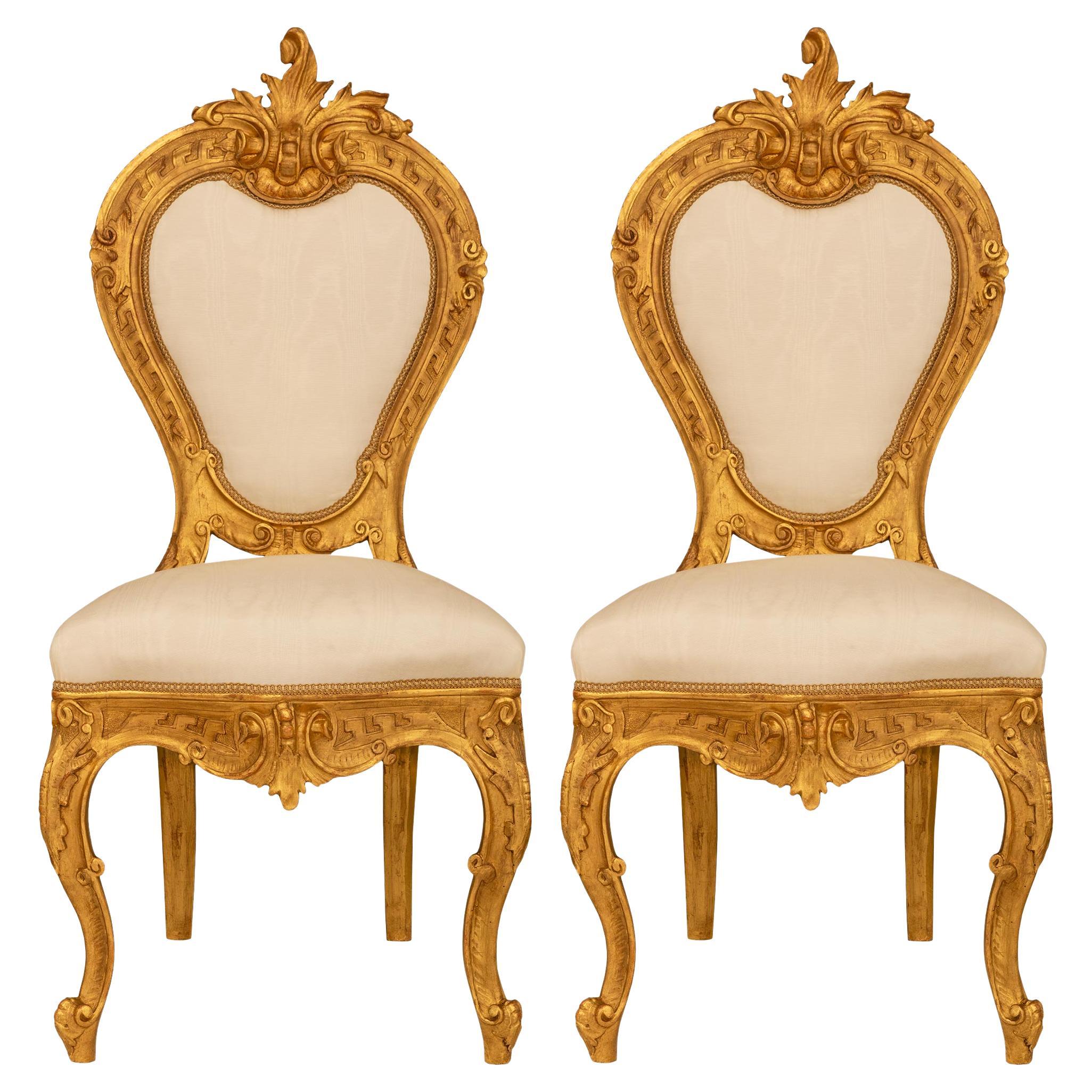 Paire de chaises d'appoint italiennes du 19ème siècle en bois doré de style Louis XV