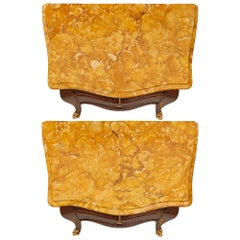 Paire de commodes italiennes du XIXe siècle de style Louis XV en bois de roi, bronze doré et marbre