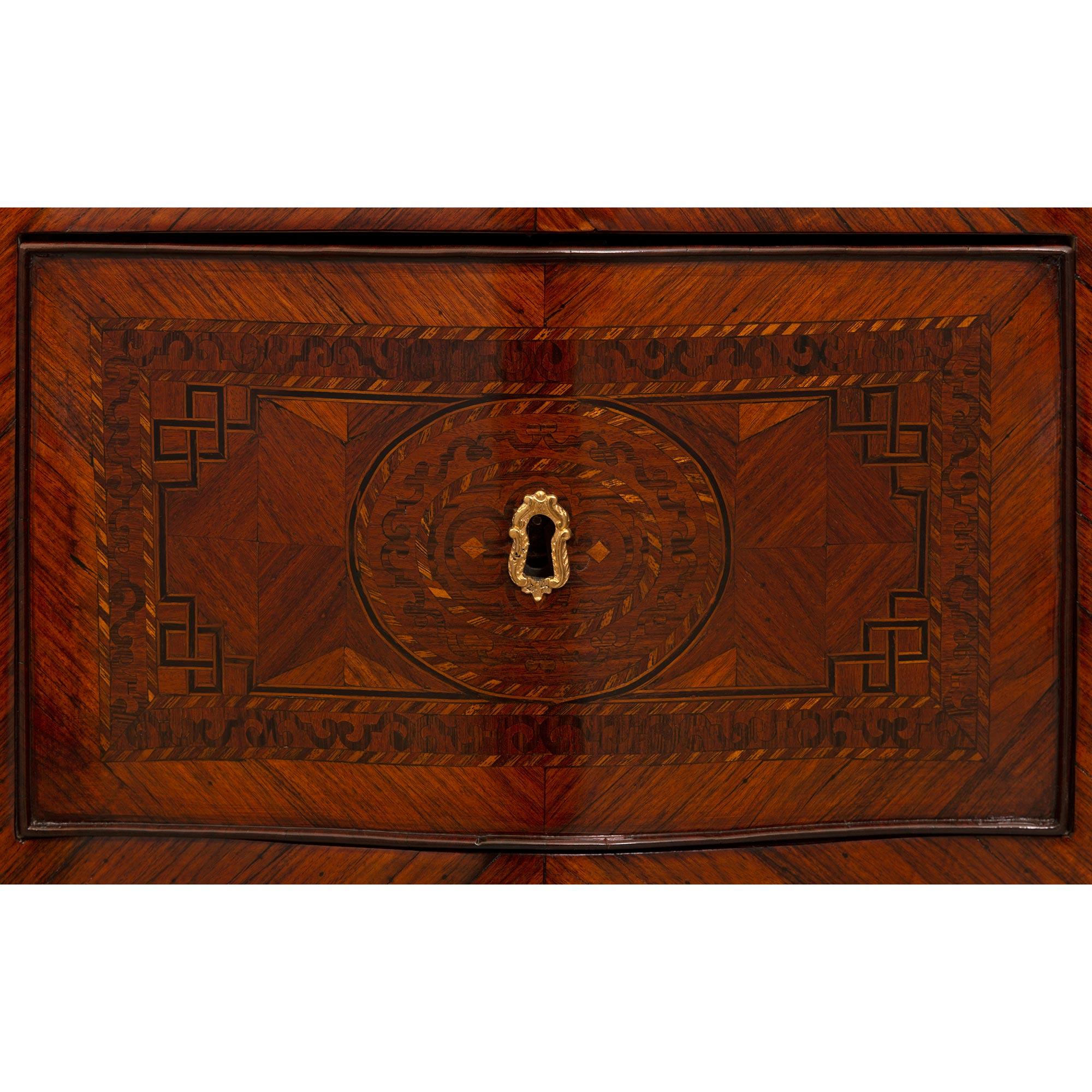 Coppia di commodes italiane del XIX secolo in legno Kingwood, ormolu e marmo di St. in vendita 1