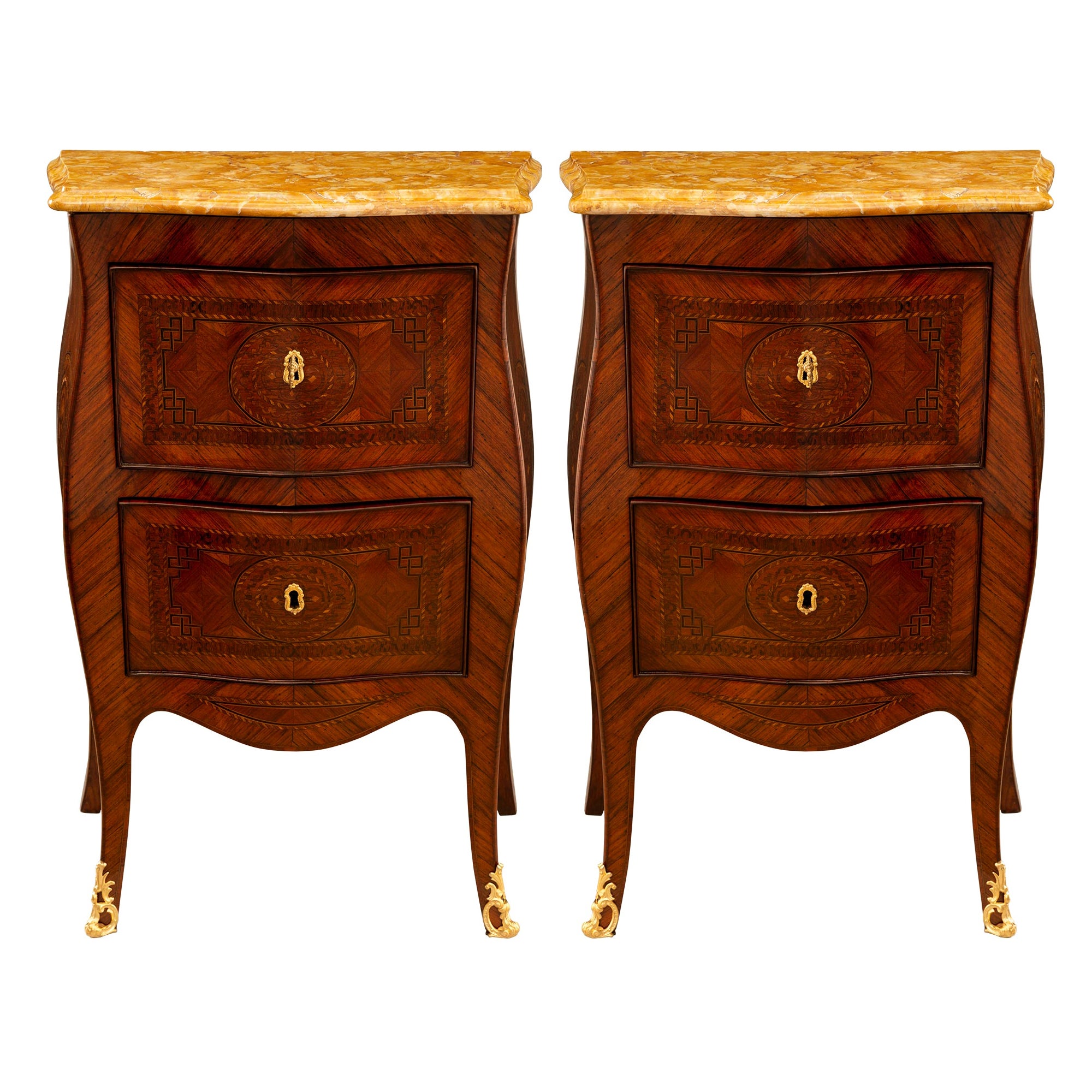 Paire de commodes italiennes du XIXe siècle de style Louis XV en bois de roi, bronze doré et marbre