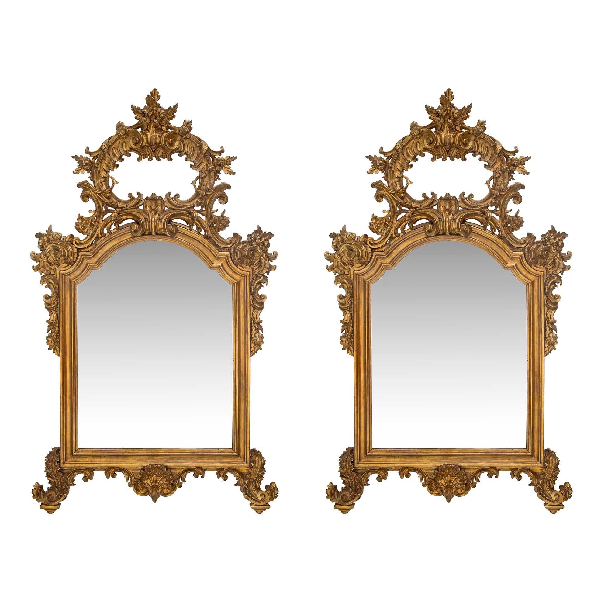Paire de miroirs Mecca italiens de style Louis XV du 19ème siècle finement sculptés