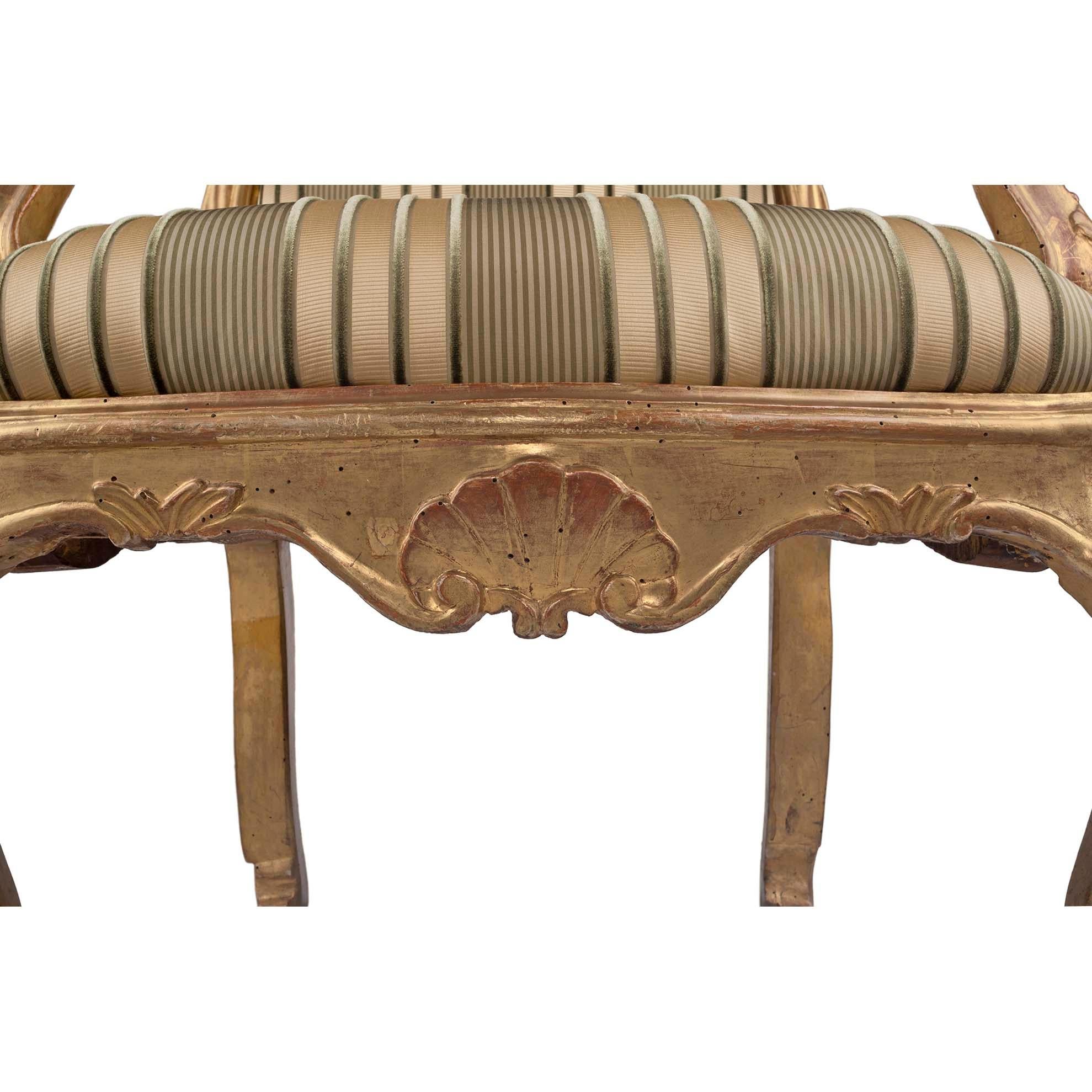Pareja de sillones italianos de madera dorada estilo Luis XV del siglo XIX À Chassis Madera dorada en venta