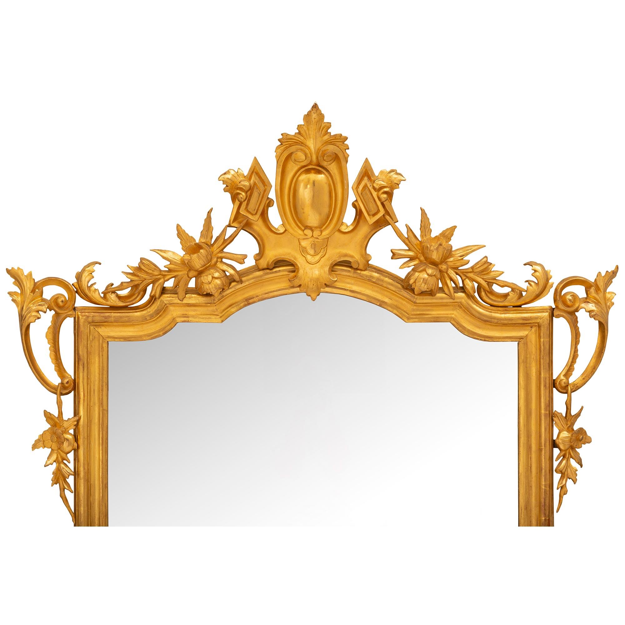 Italiano Coppia di specchi in legno dorato italiani del XIX secolo in stile Luigi XV in vendita