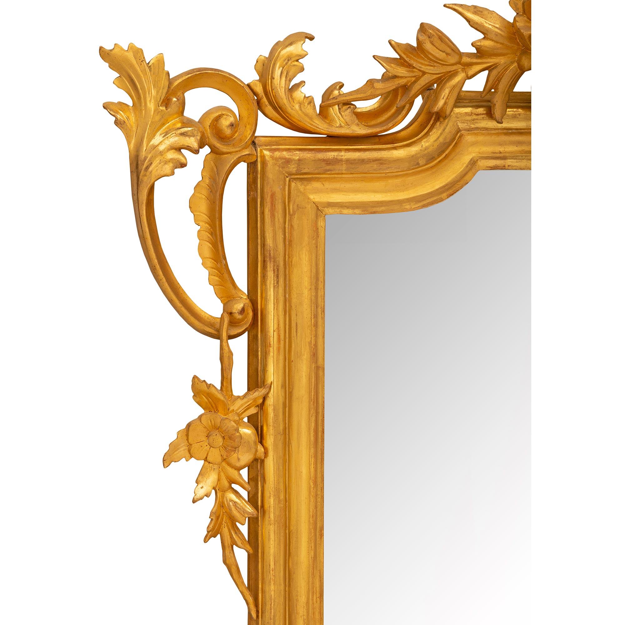 Specchio Coppia di specchi in legno dorato italiani del XIX secolo in stile Luigi XV in vendita