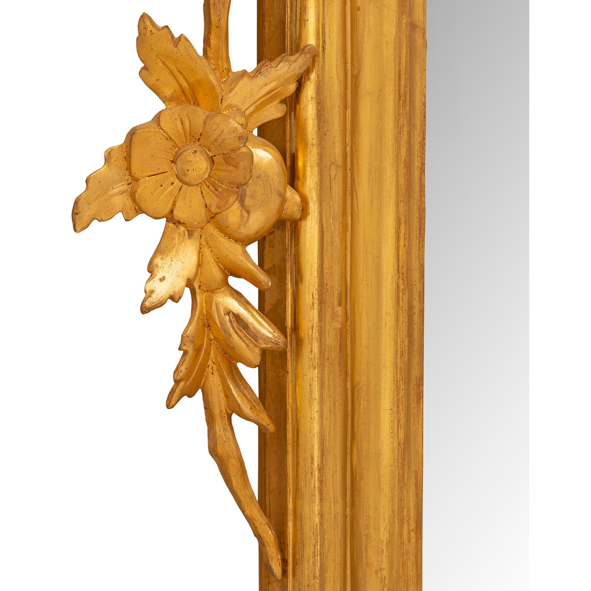 Coppia di specchi in legno dorato italiani del XIX secolo in stile Luigi XV in vendita 1