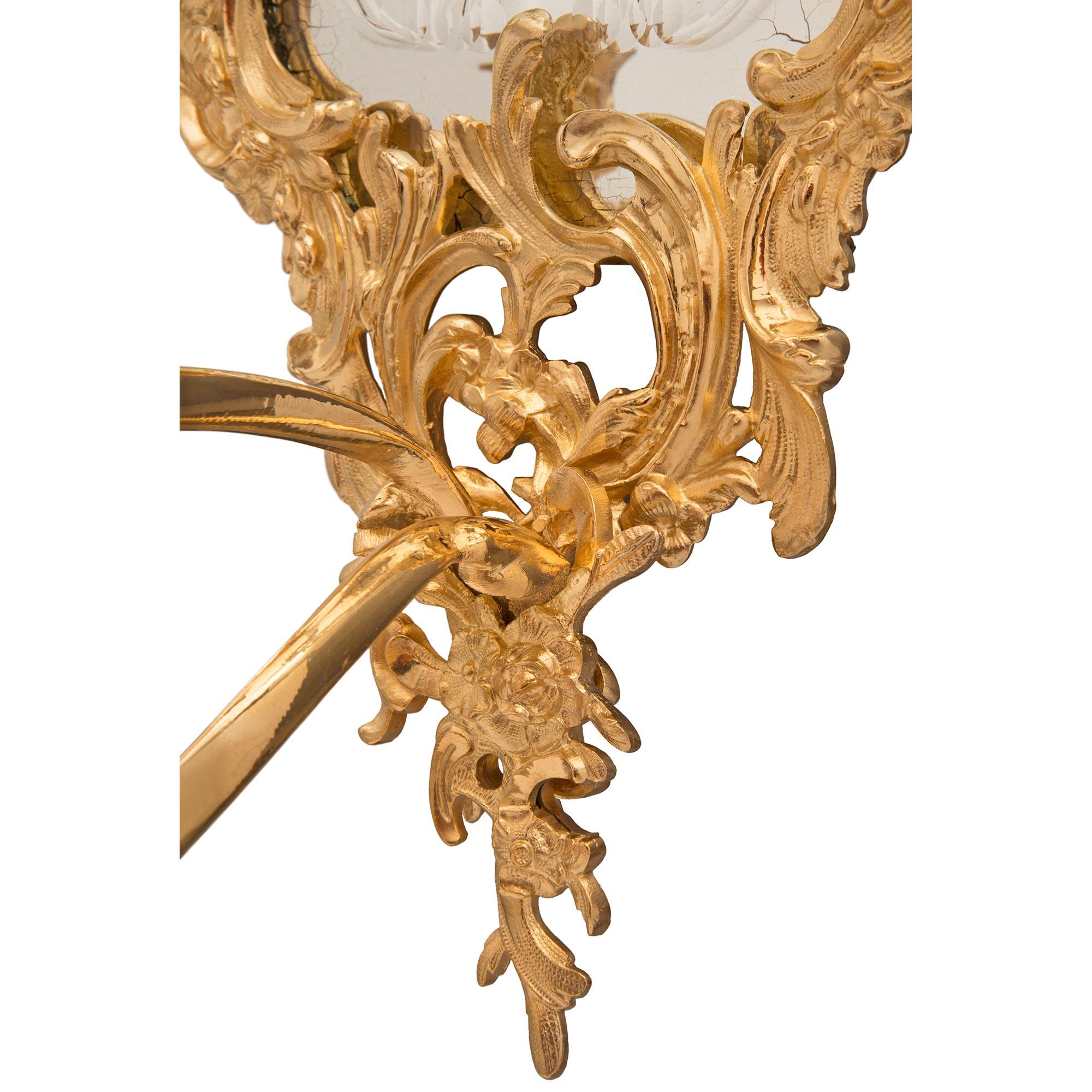 Paire d'appliques vénitiennes italiennes du 19ème siècle de style Louis XV avec miroir en bronze doré en vente 2
