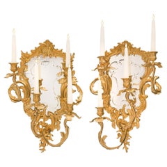 Paire d'appliques vénitiennes italiennes du 19ème siècle de style Louis XV avec miroir en bronze doré