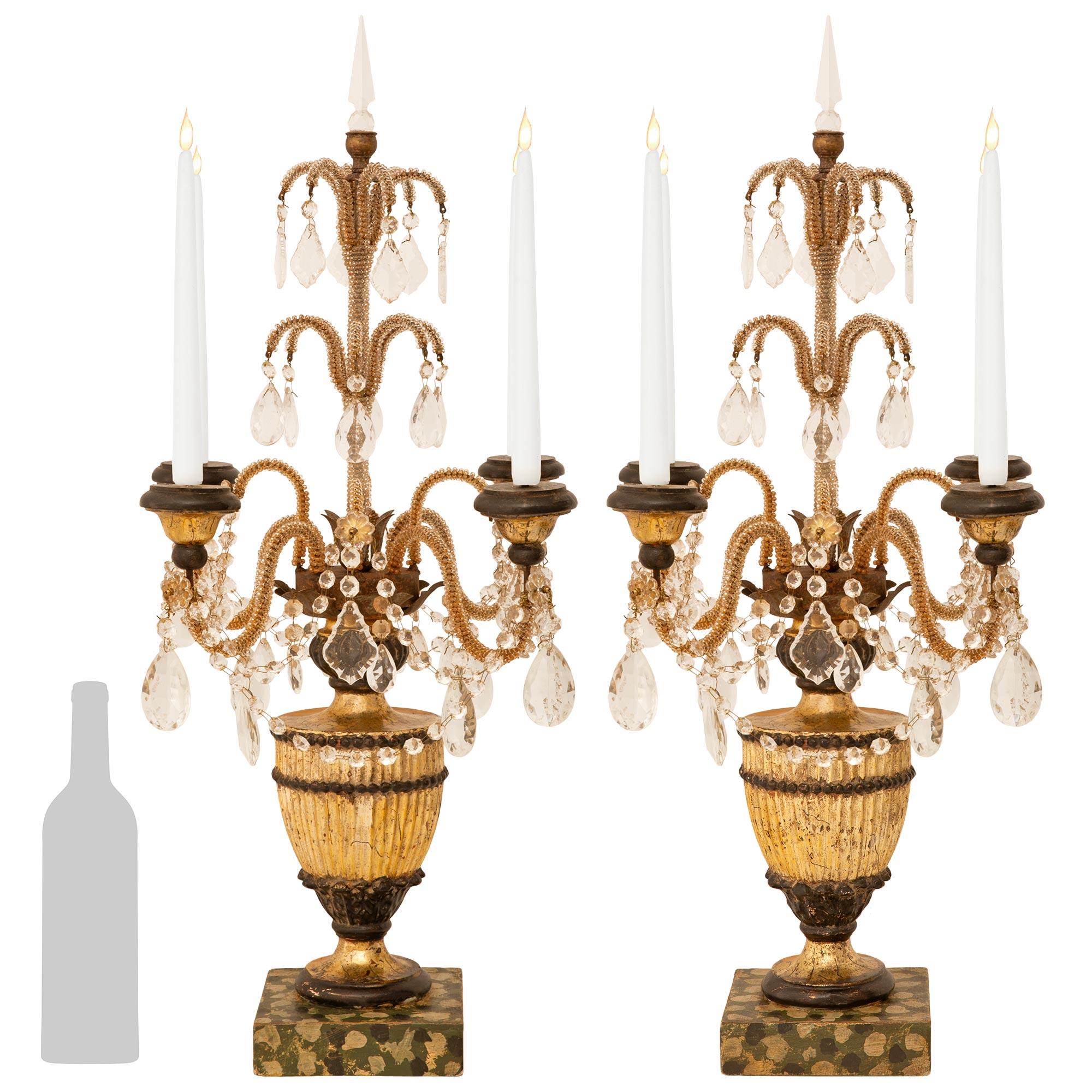 Une paire sensationnelle et très décorative de candélabres italiens du XIXe siècle de style Louis XVI, en verre et marbre peint. Chaque magnifique candélabre à quatre bras repose sur une base carrée en faux marbre peint sous le corps en forme