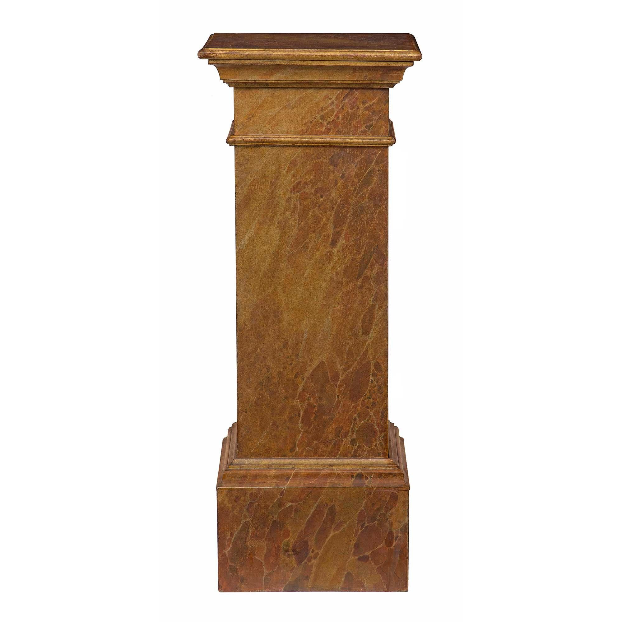 Paar italienische Louis-XVI-Sockel aus lackiertem und vergoldetem Holz im Stil Louis XVI des 19. Jahrhunderts (Gemalt) im Angebot
