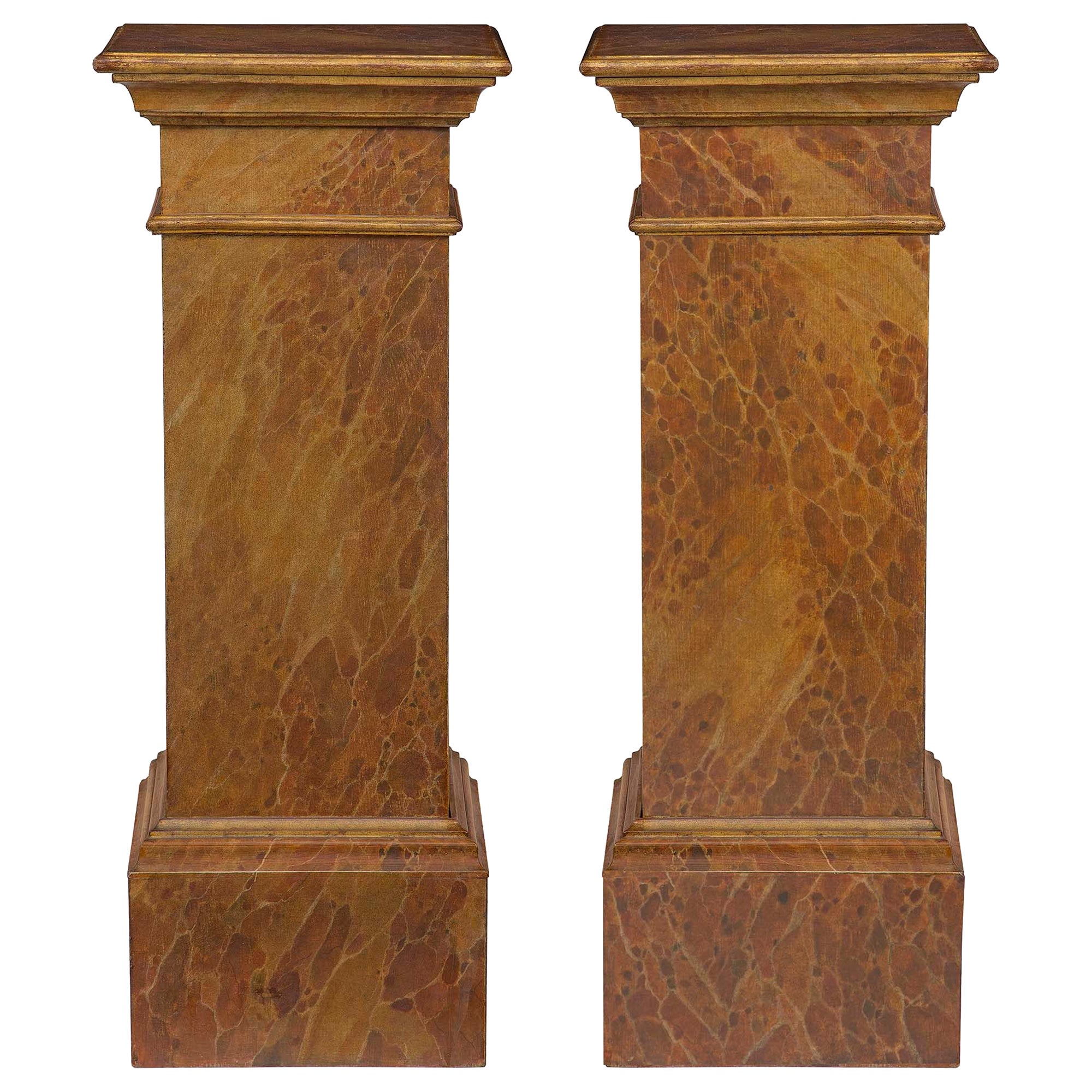 Coppia di piedistalli in legno dorato e dipinti a finto colore Luigi XVI del XIX secolo
