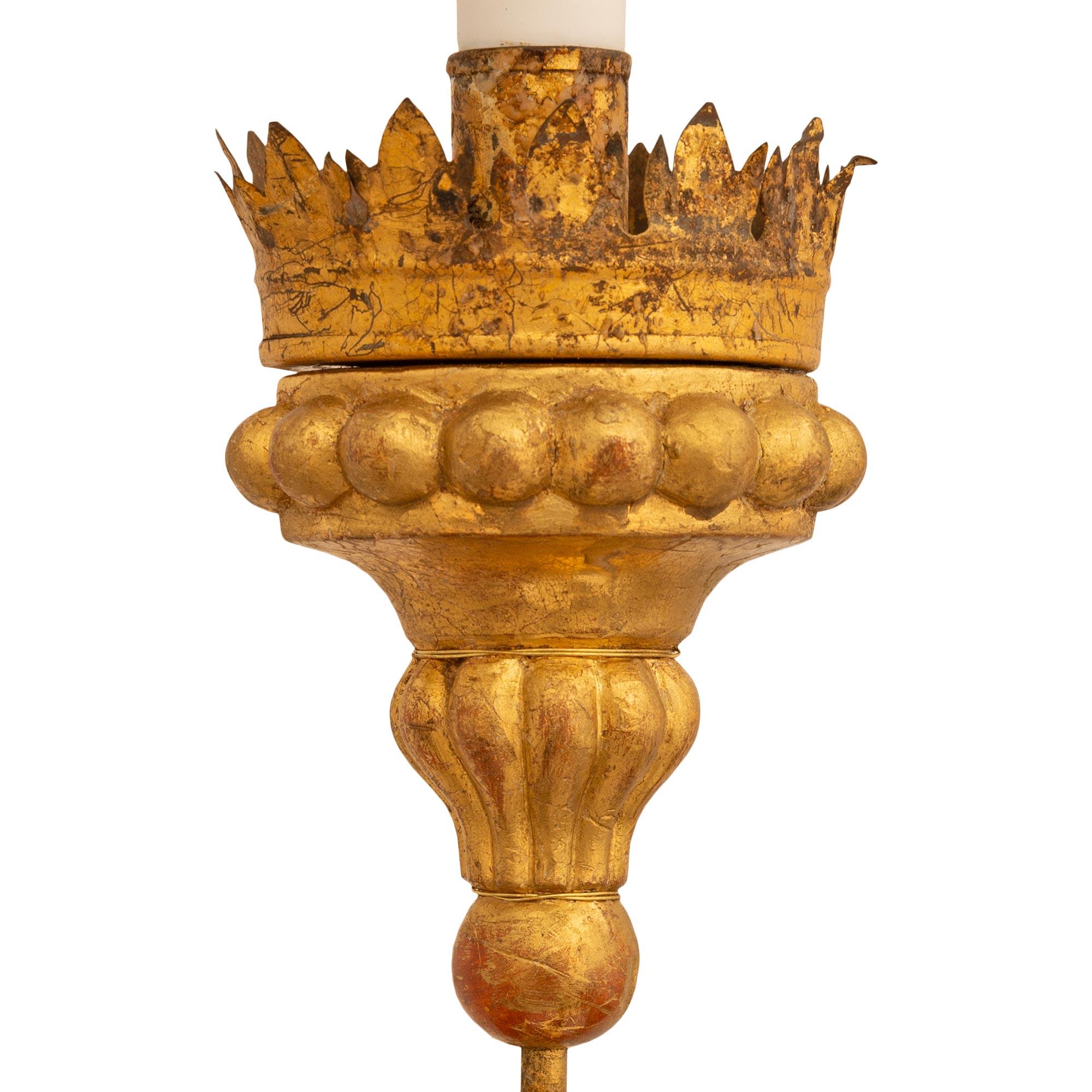 Très belle et charmante paire d'appliques italiennes du XIXe siècle de style Louis XVI en métal doré et bois doré. Chaque applique décorative à quatre bras est centrée par une sphère dorée qui relie les quatre bras en forme de 