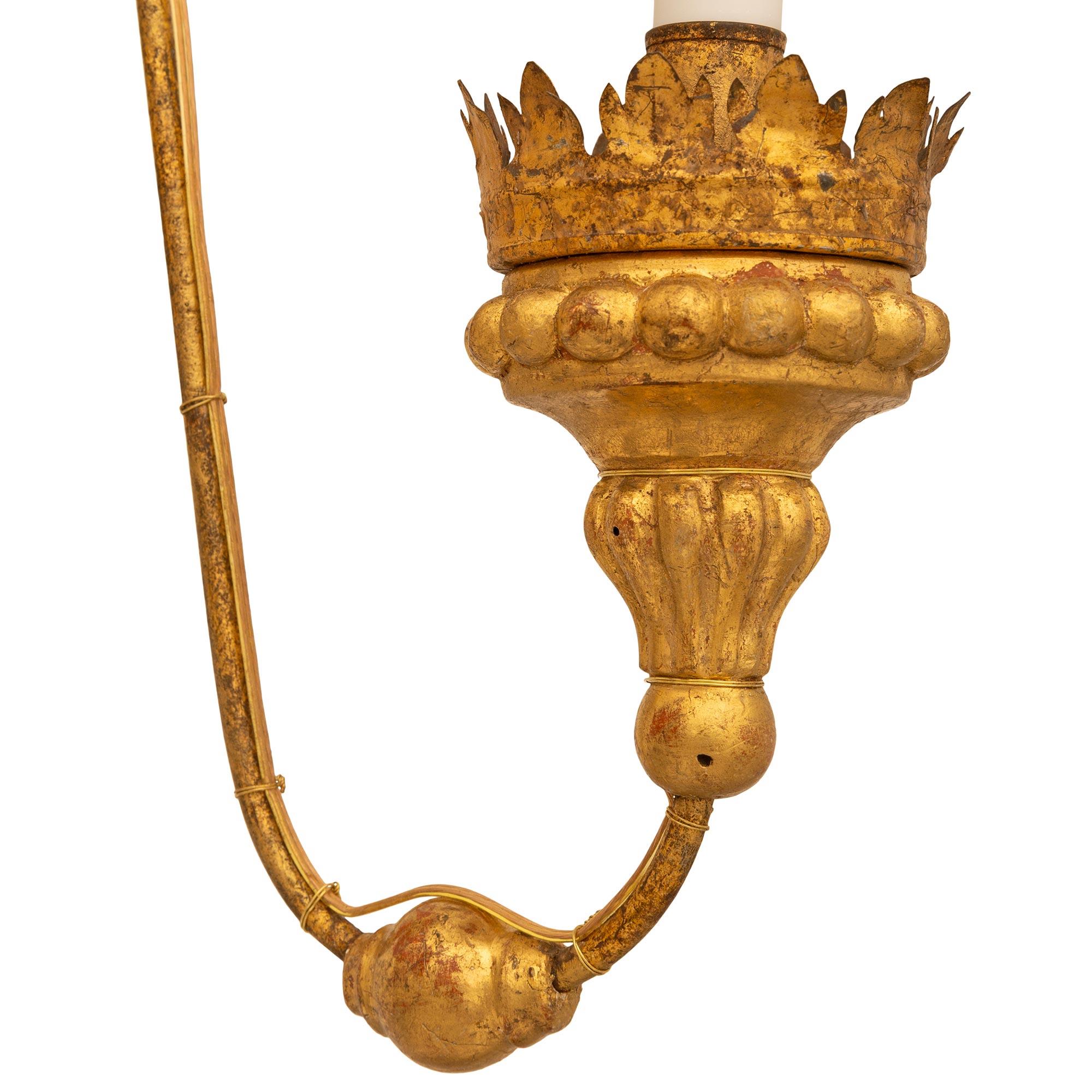 XIXe siècle Paire d'appliques italiennes Louis XVI du 19ème siècle en métal doré et bois doré en vente