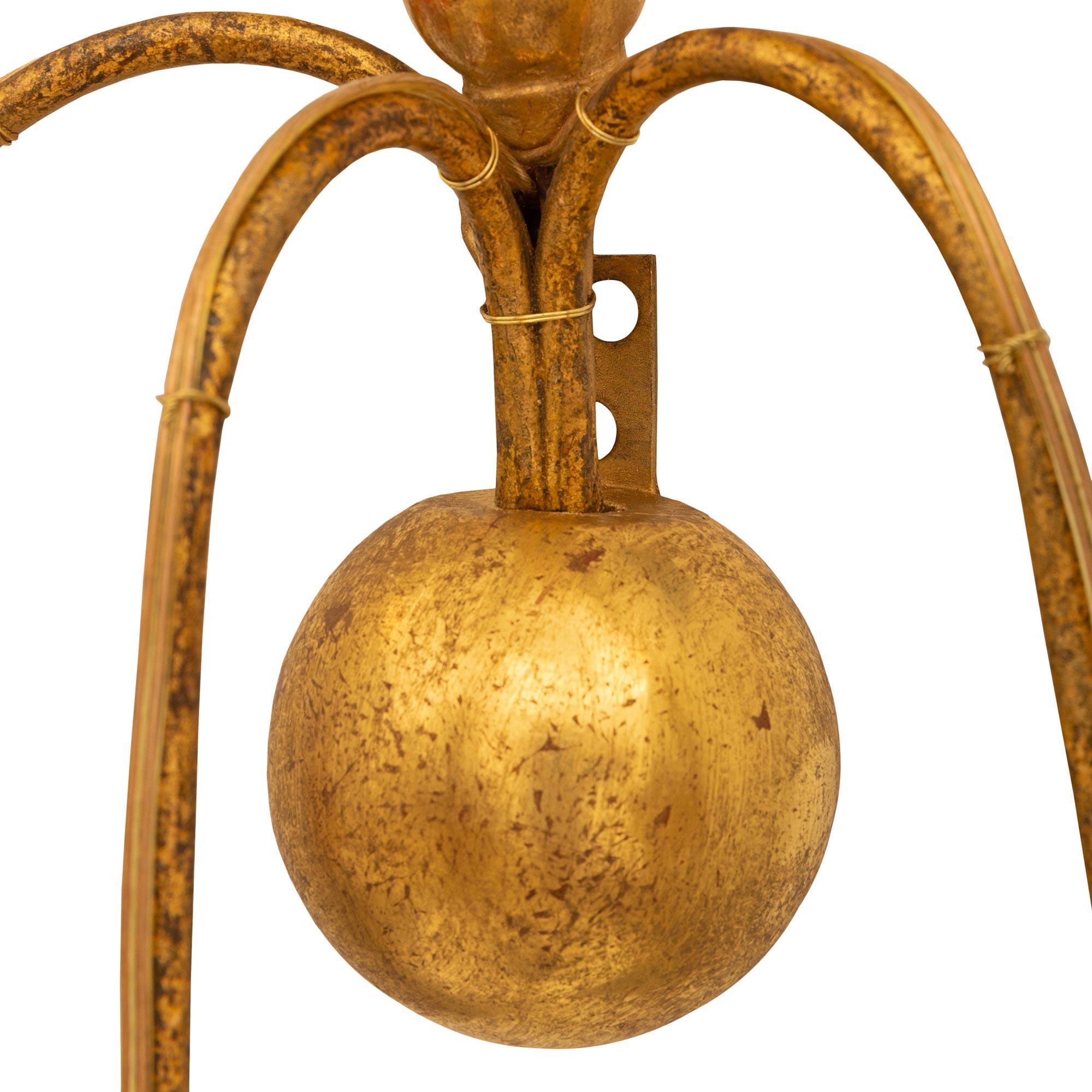 Paire d'appliques italiennes Louis XVI du 19ème siècle en métal doré et bois doré en vente 1