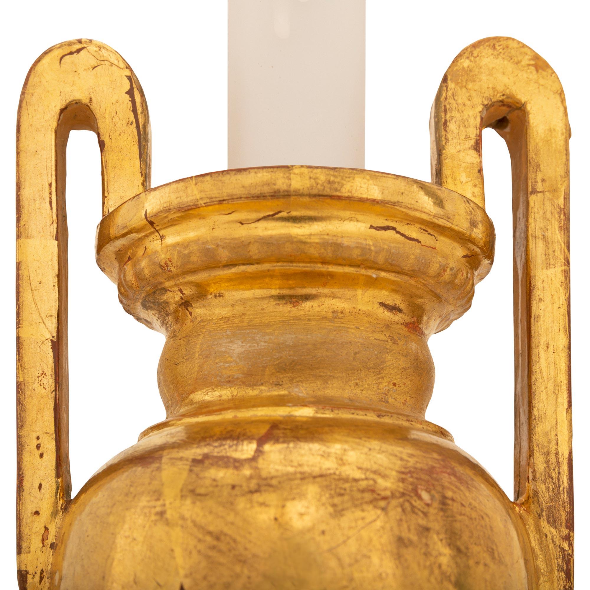 XIXe siècle Paire de lampes italiennes du 19ème siècle en bois doré de style Louis XVI en vente