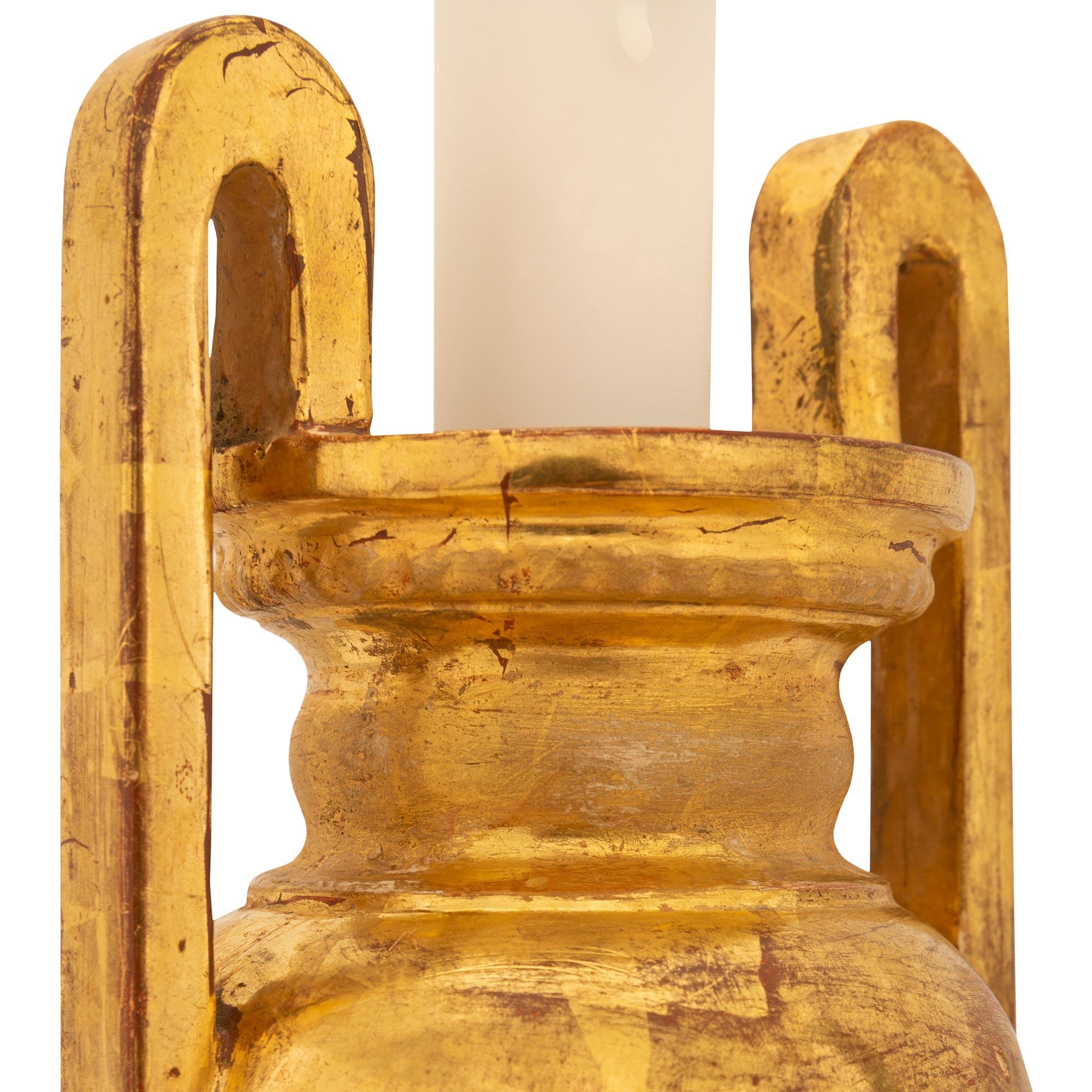Bronze doré Paire de lampes italiennes du 19ème siècle en bois doré de style Louis XVI en vente