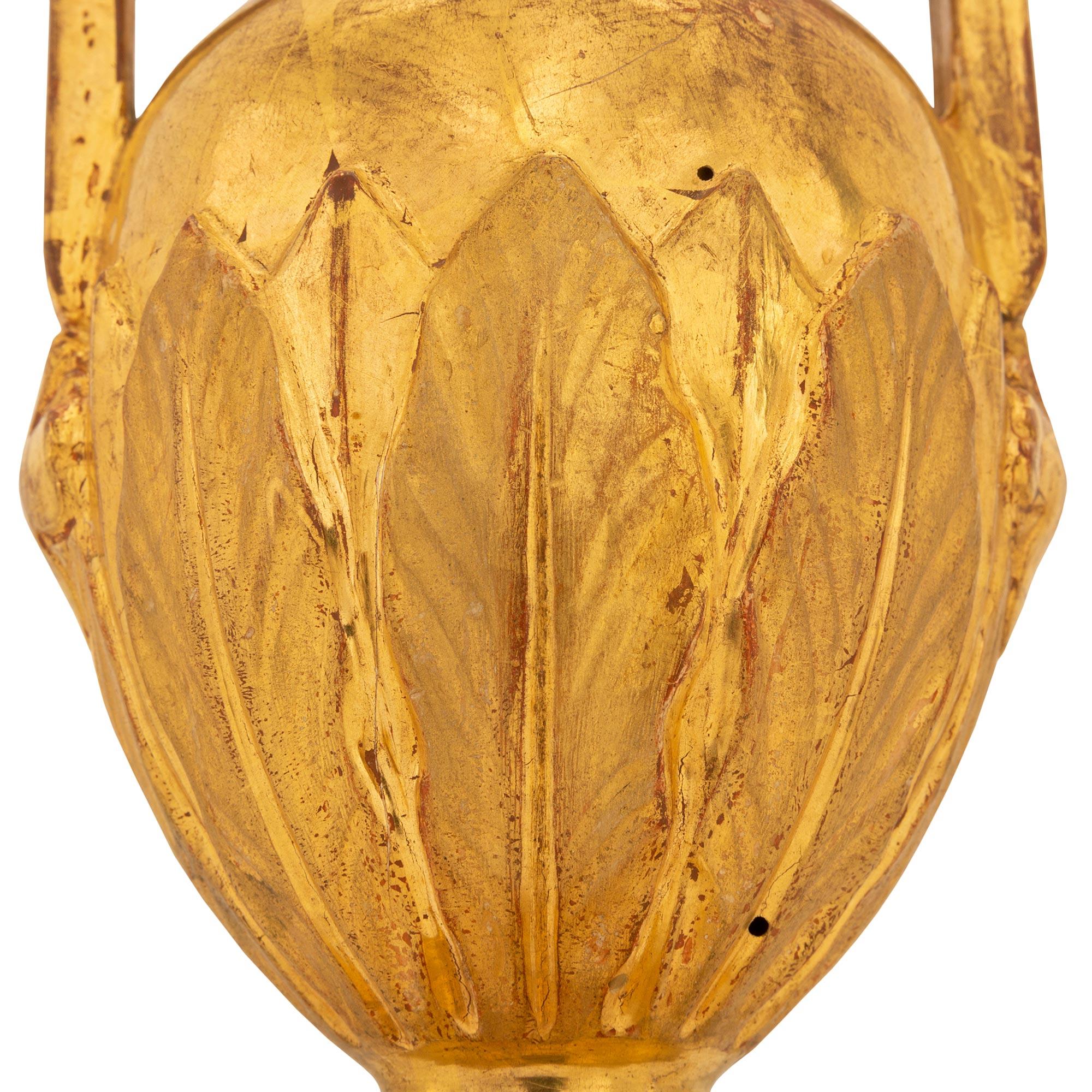 Paire de lampes italiennes du 19ème siècle en bois doré de style Louis XVI en vente 1