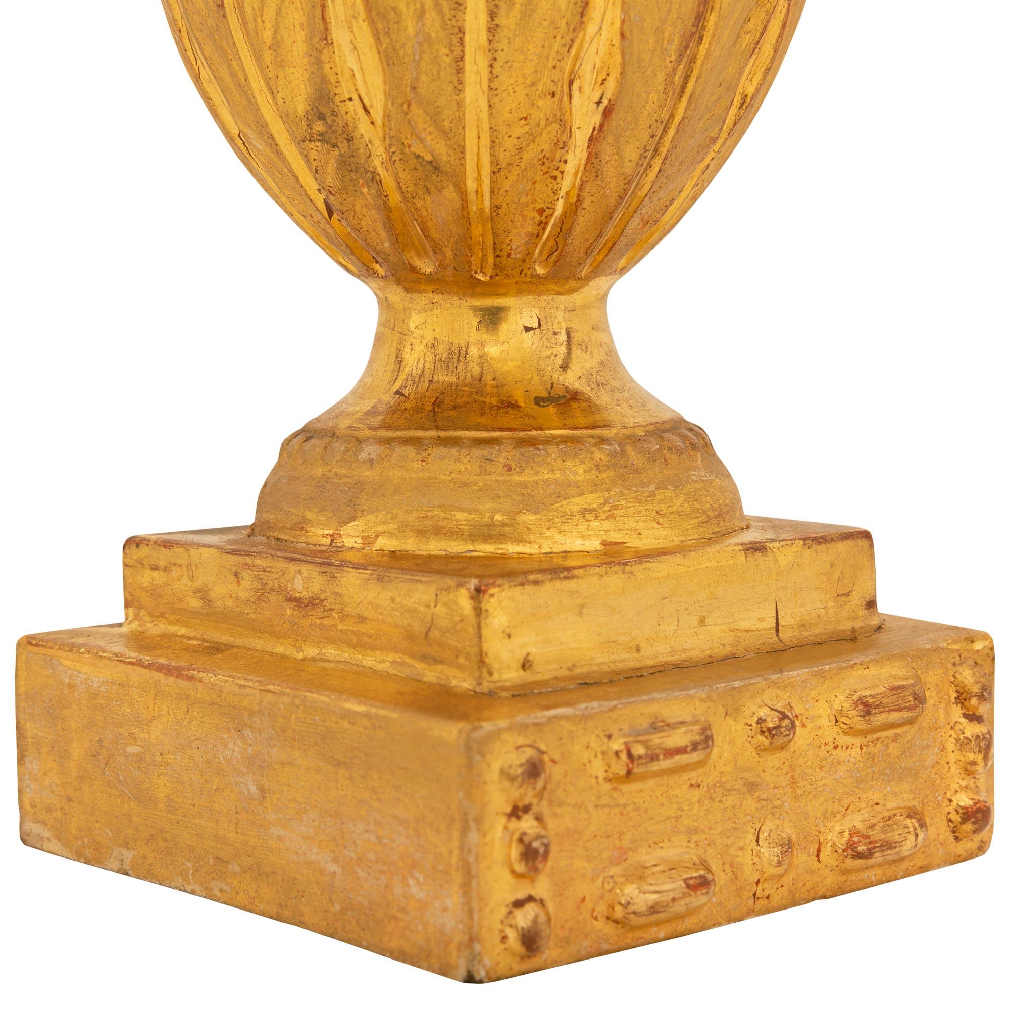 Paire de lampes italiennes du 19ème siècle en bois doré de style Louis XVI en vente 2