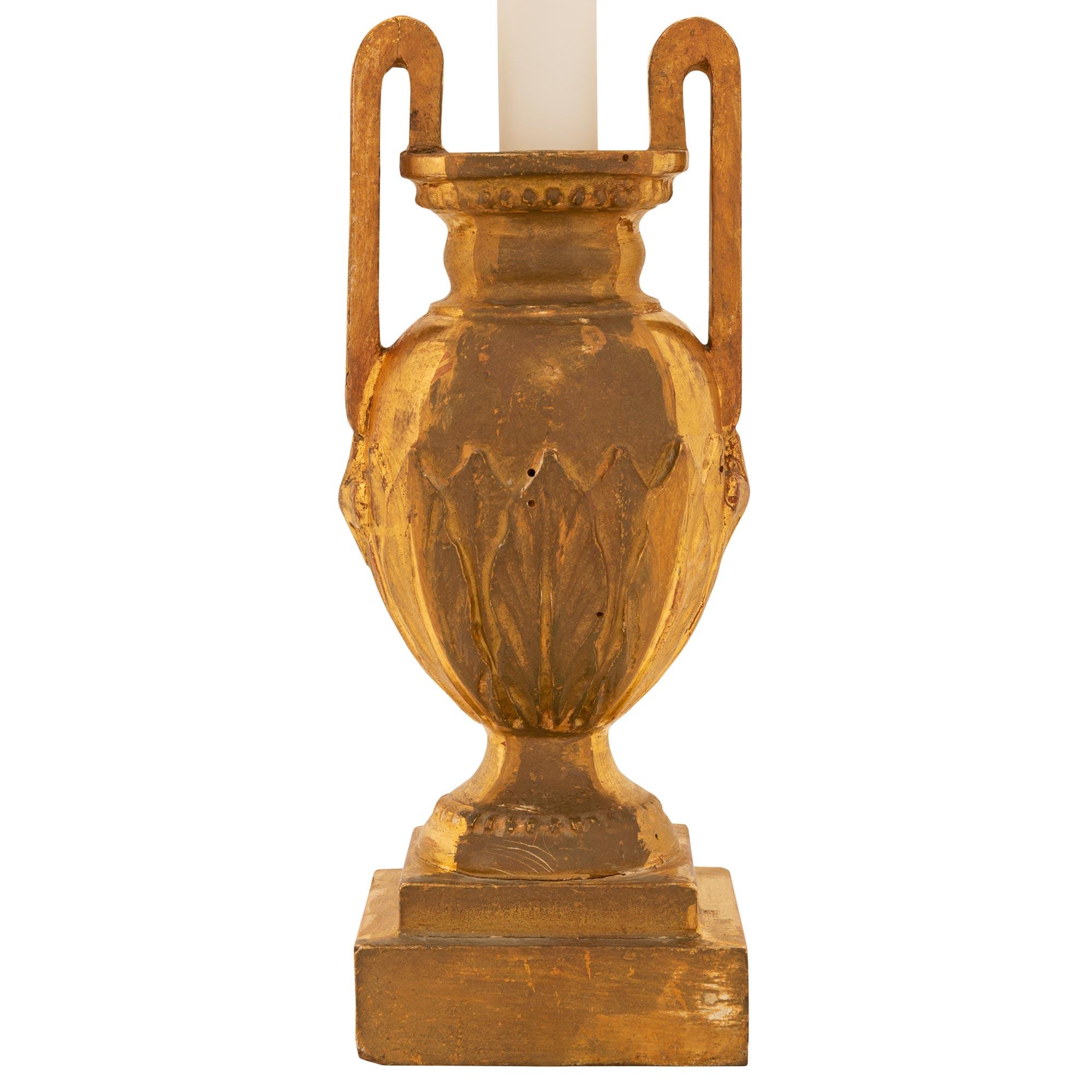 Paire de lampes italiennes du 19ème siècle en bois doré de style Louis XVI en vente 3
