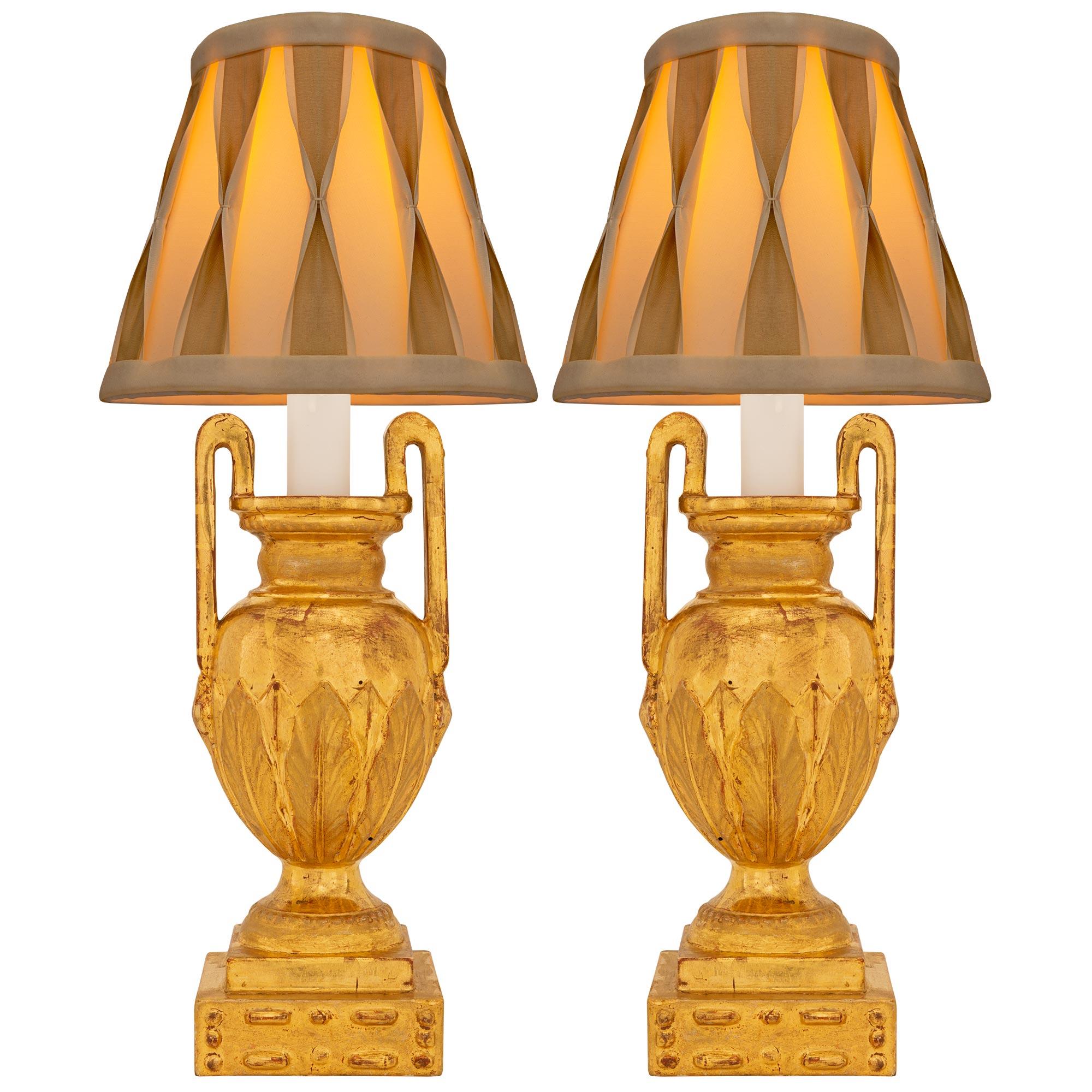 Pareja de lámparas italianas de madera dorada San Luis XVI, Siglo XIX en venta 3